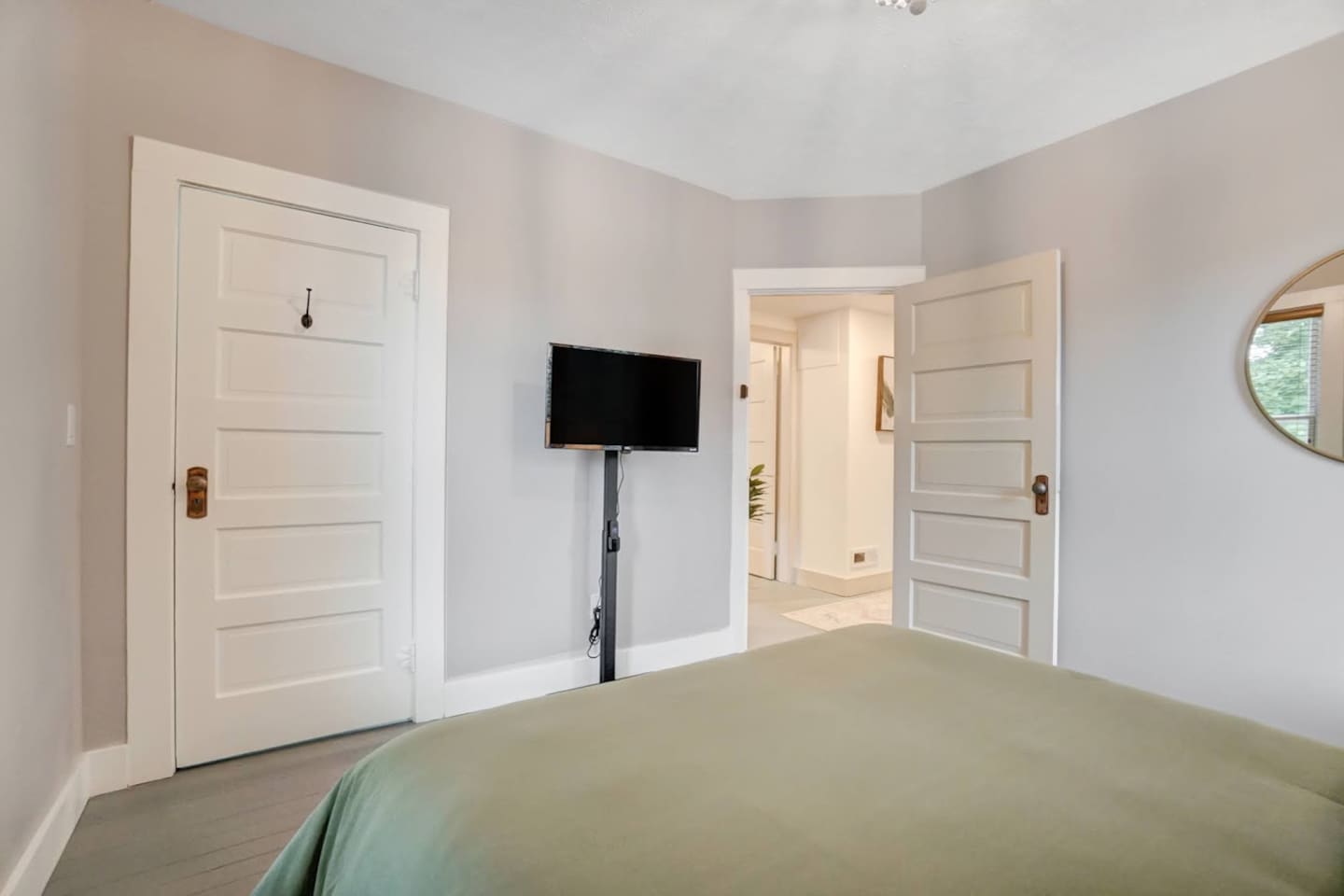 Bedroom 2 (Queen)