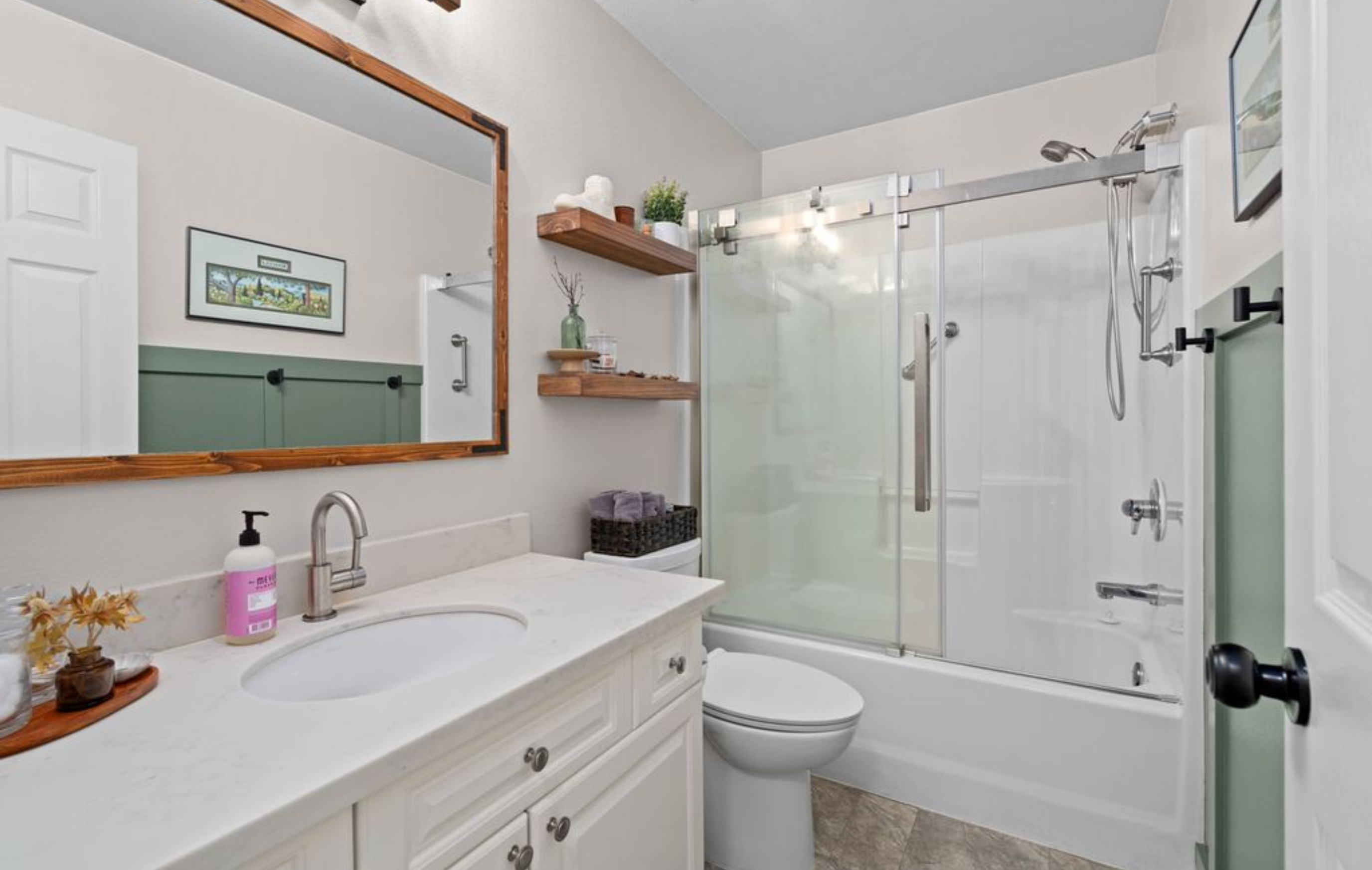 Upstairs full bathroom