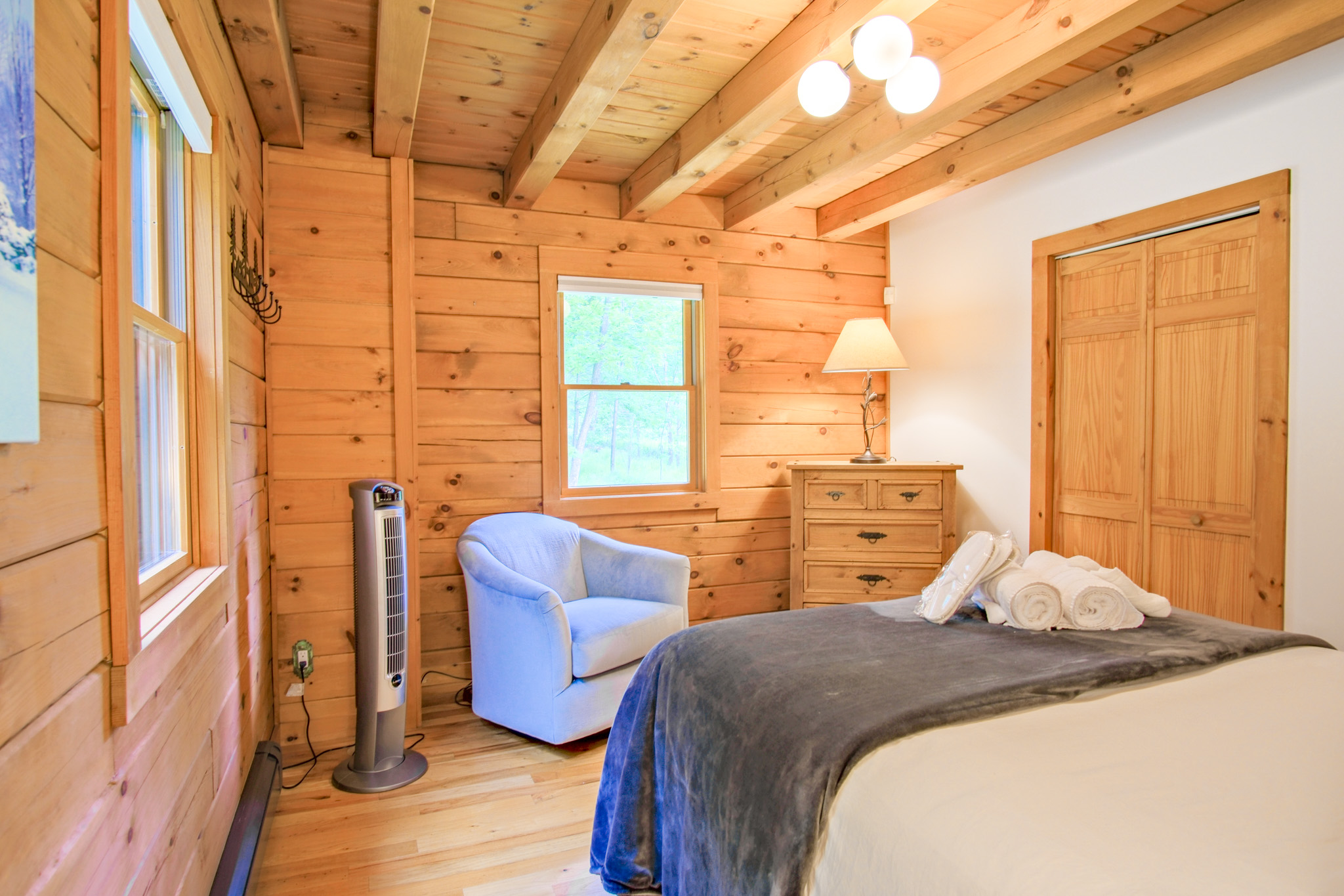 This first guest bedroom is equipped with a queen size bed, providing all the privacy you might need. This all-wood room creates the coziest feeling of a true cabin.