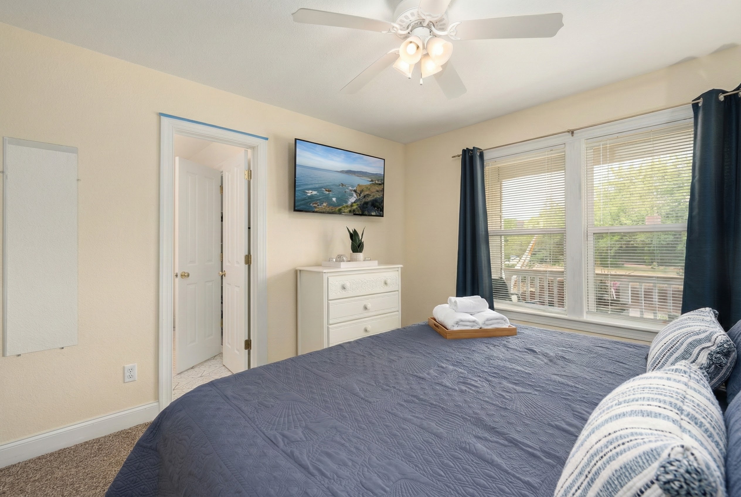 Soundside Pearl — Primary Bedroom