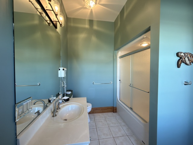 Private En-Suite Bath in Guest Bedroom 5