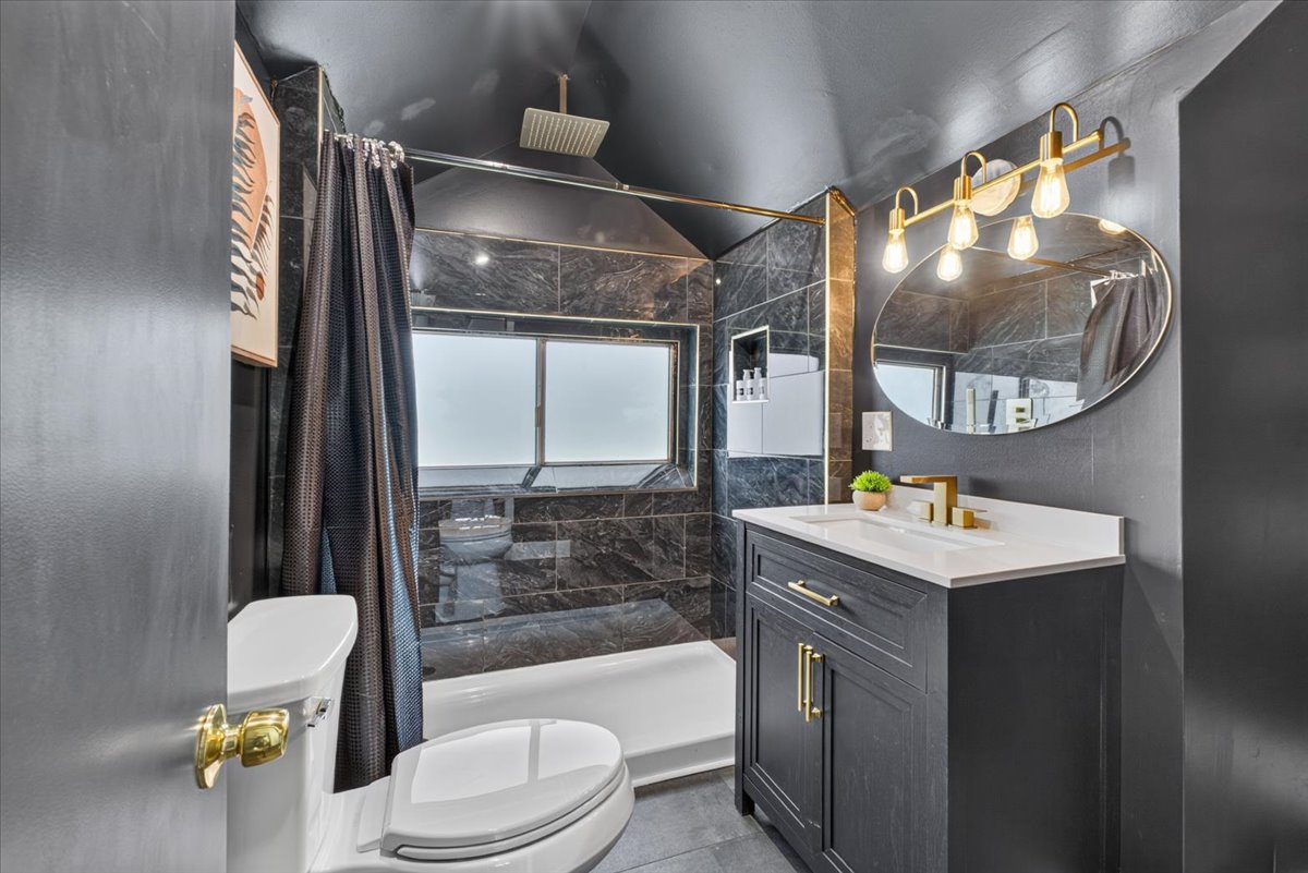 Fully equipped bathroom with plenty of amenities.

