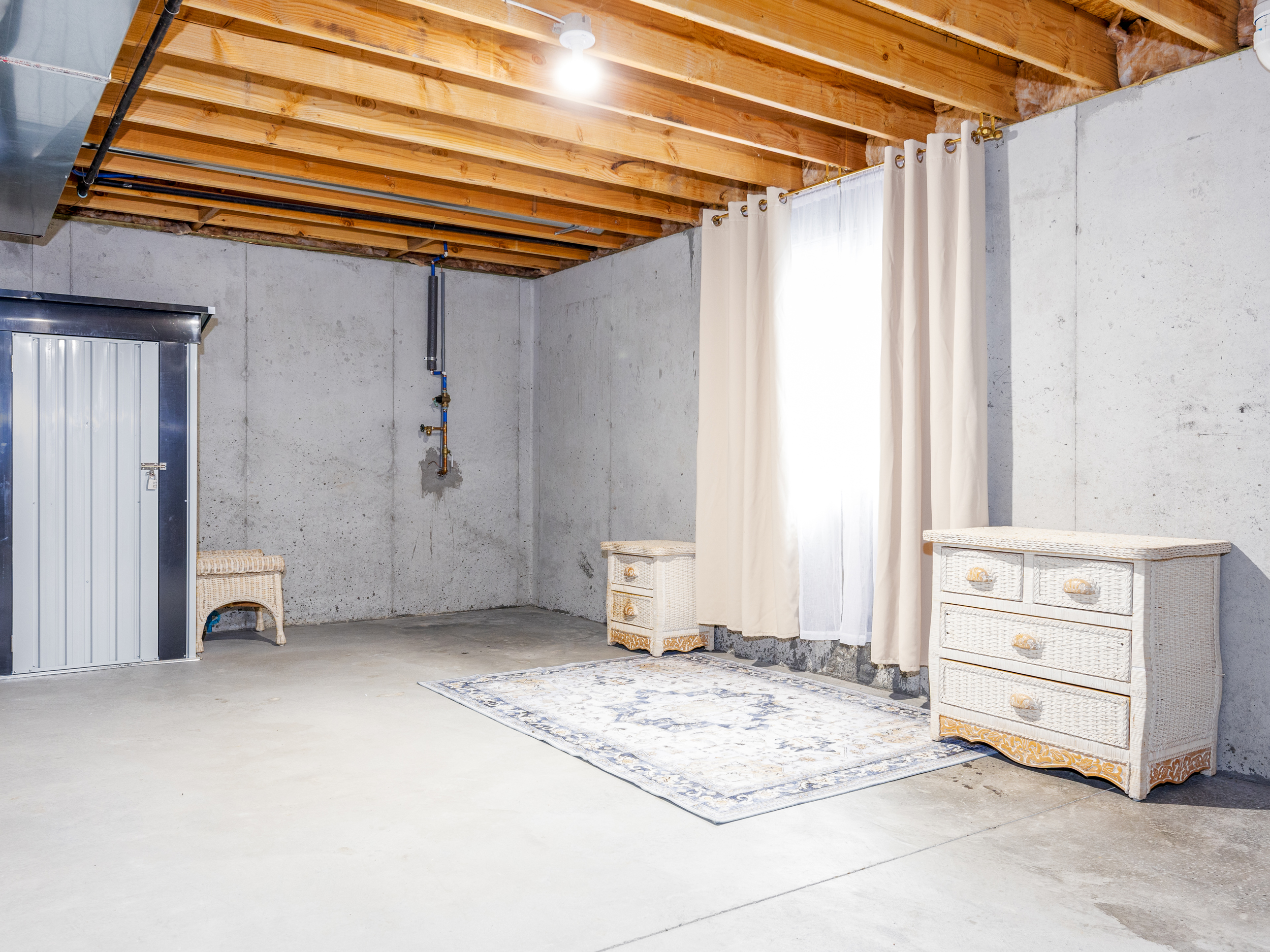 Expansive unfinished basement offers additional space and flexibility during extended stays. Ideal for storing luggage, sports equipment, or other bulky items.