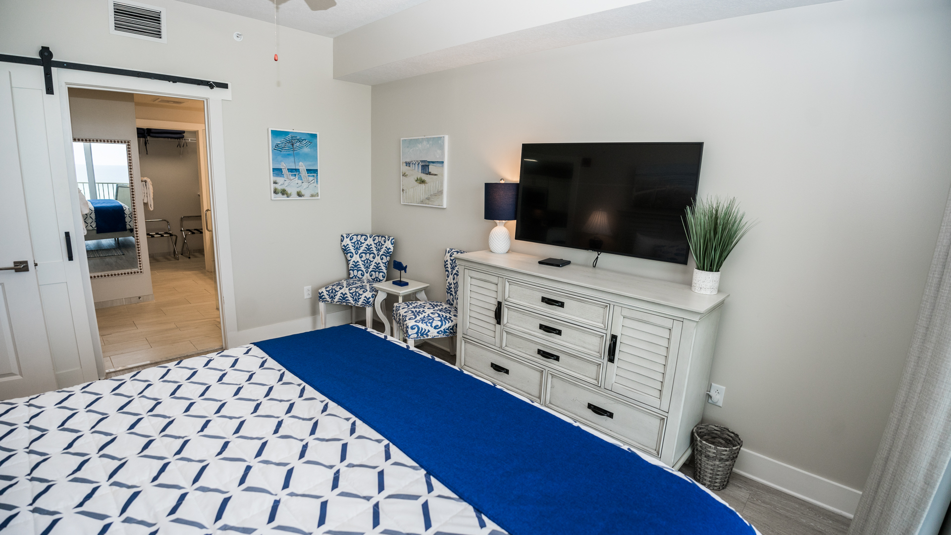 SUPER LARGE EN SUITE BATH