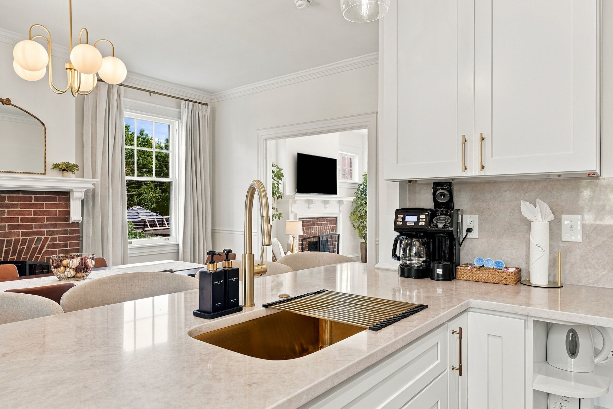 Kitchen: Modern elegance with a stylish island, perfect for gatherings and gourmet meals!