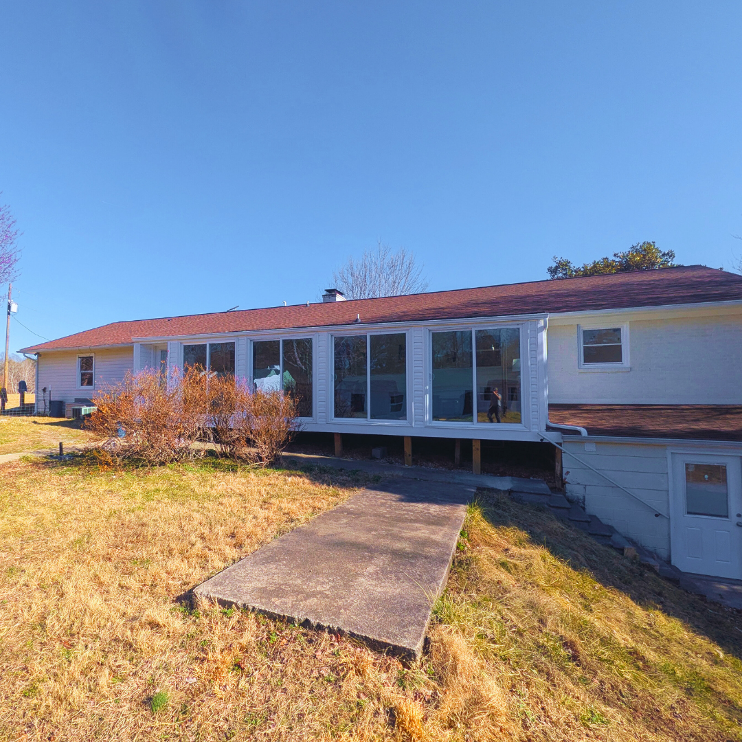 ☀️ Enjoy peaceful mornings and open green space at this spacious countryside getaway — perfect for relaxing and reconnecting with nature.