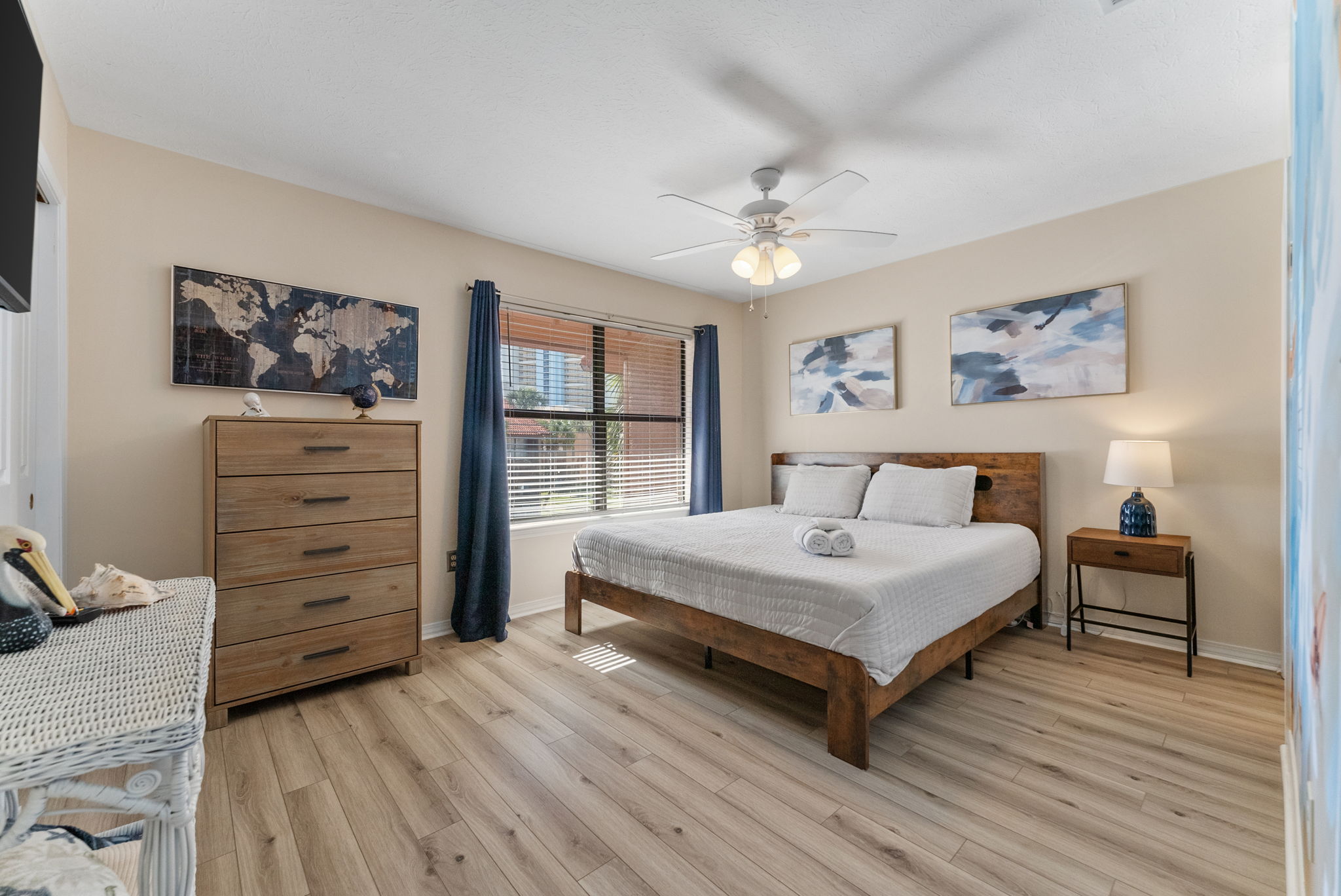 2nd bedroom with king bed