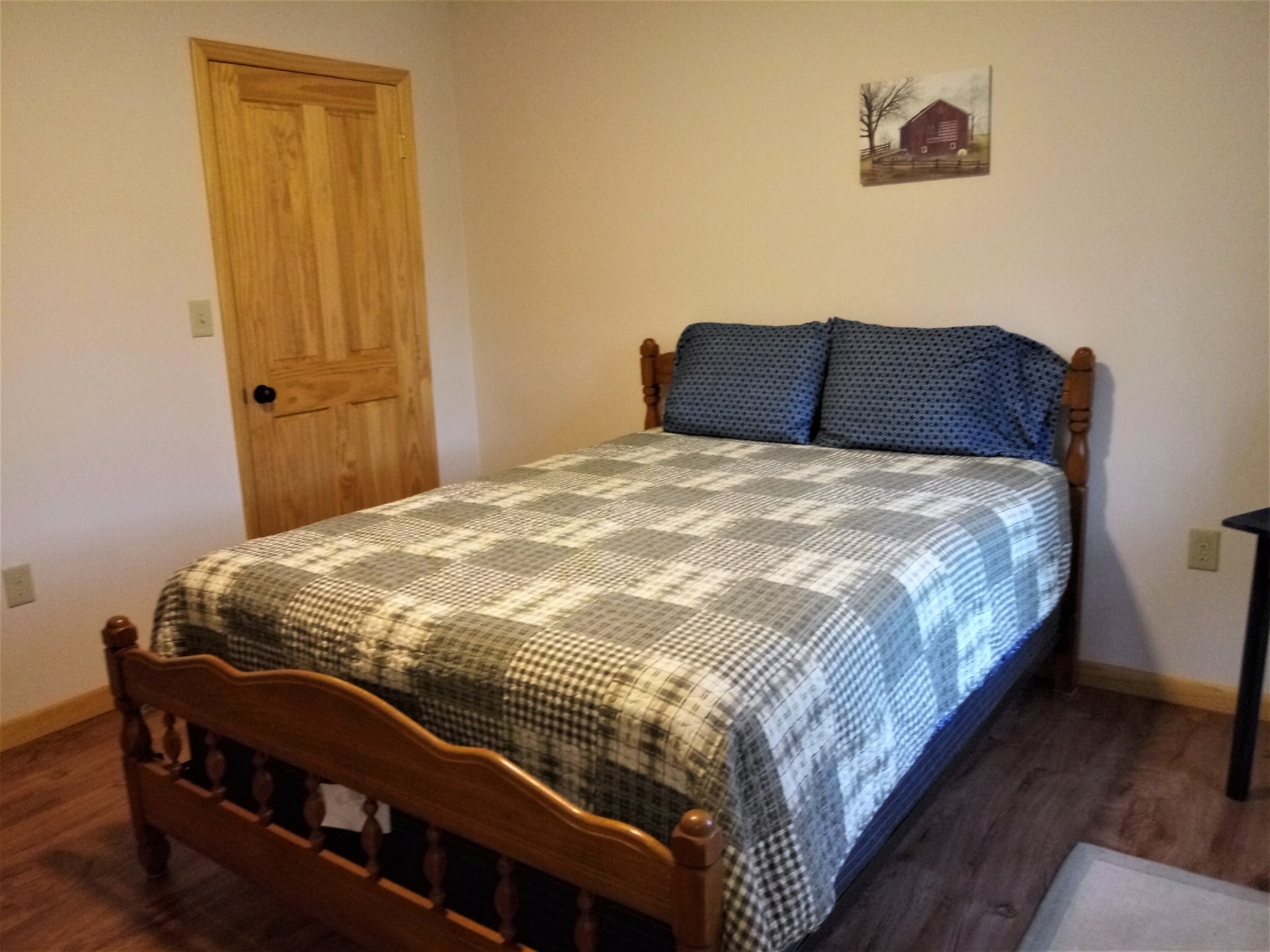 Second bedroom with a queen bed