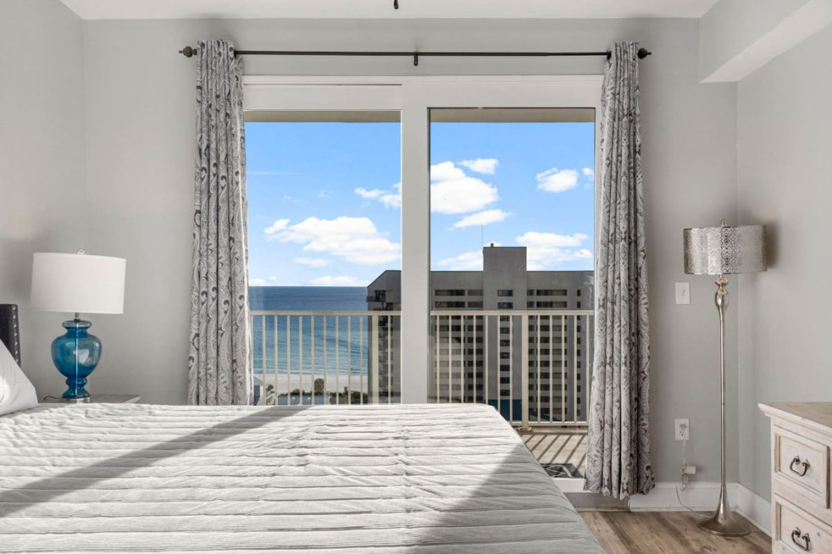 Master room with king size bed and access to balcony