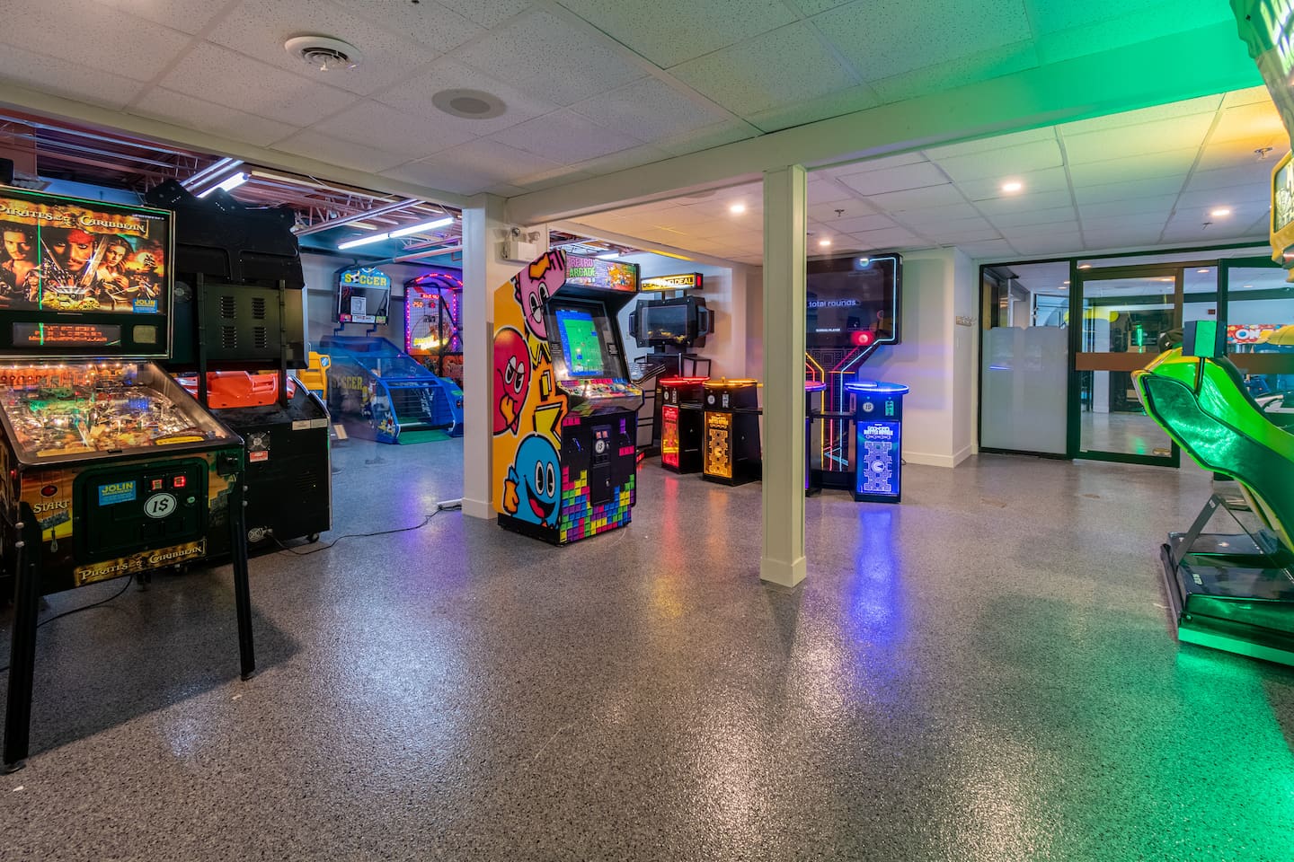 Sur le site même (payant) :
Billard, arcades, golf intérieur et restaurant !