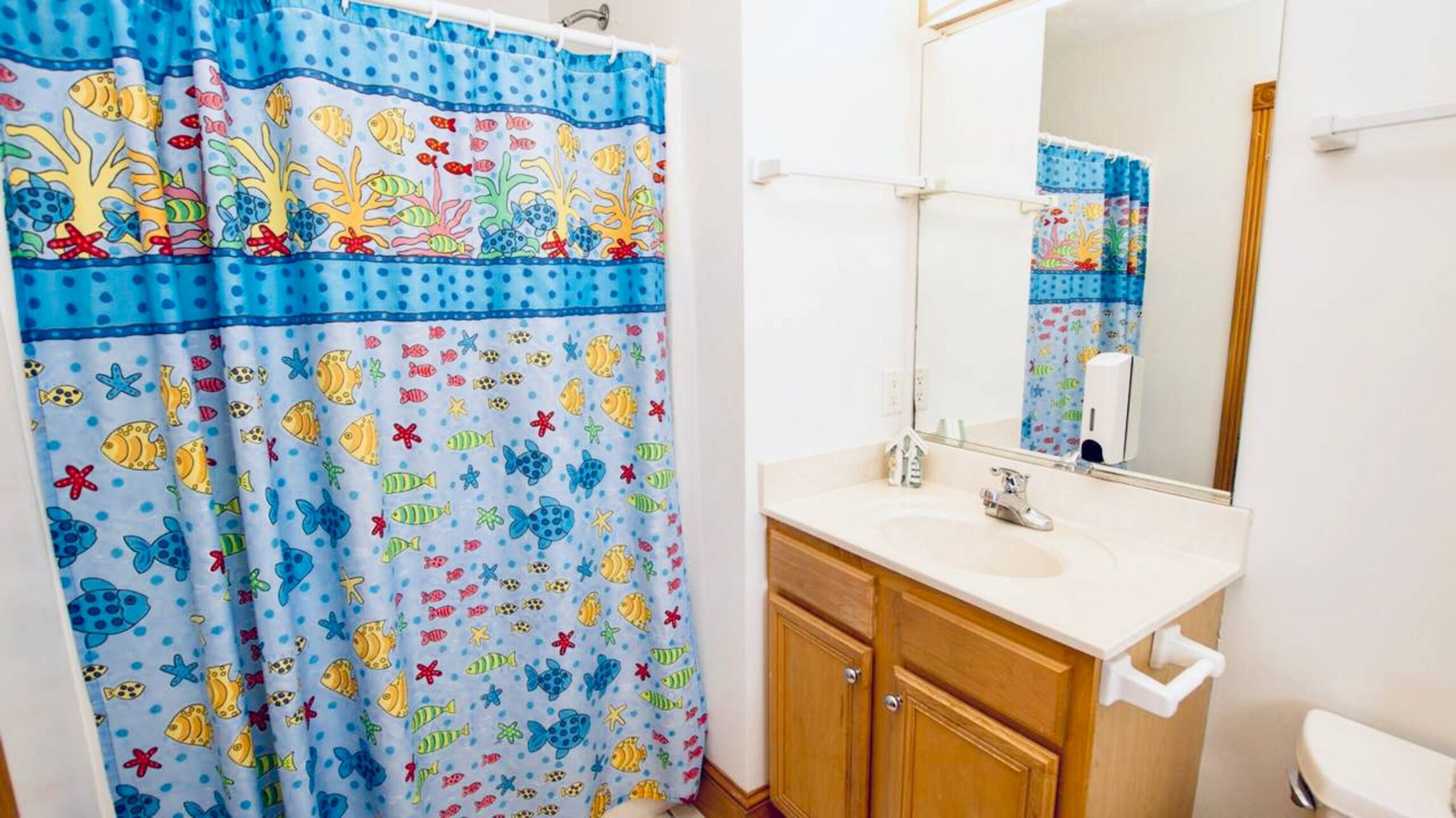 bathroom 3 - with coral theme