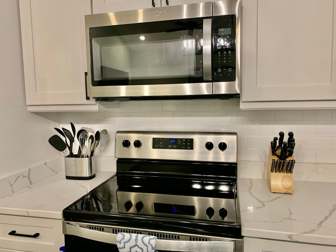 Full cutlery and cooking utensil set.