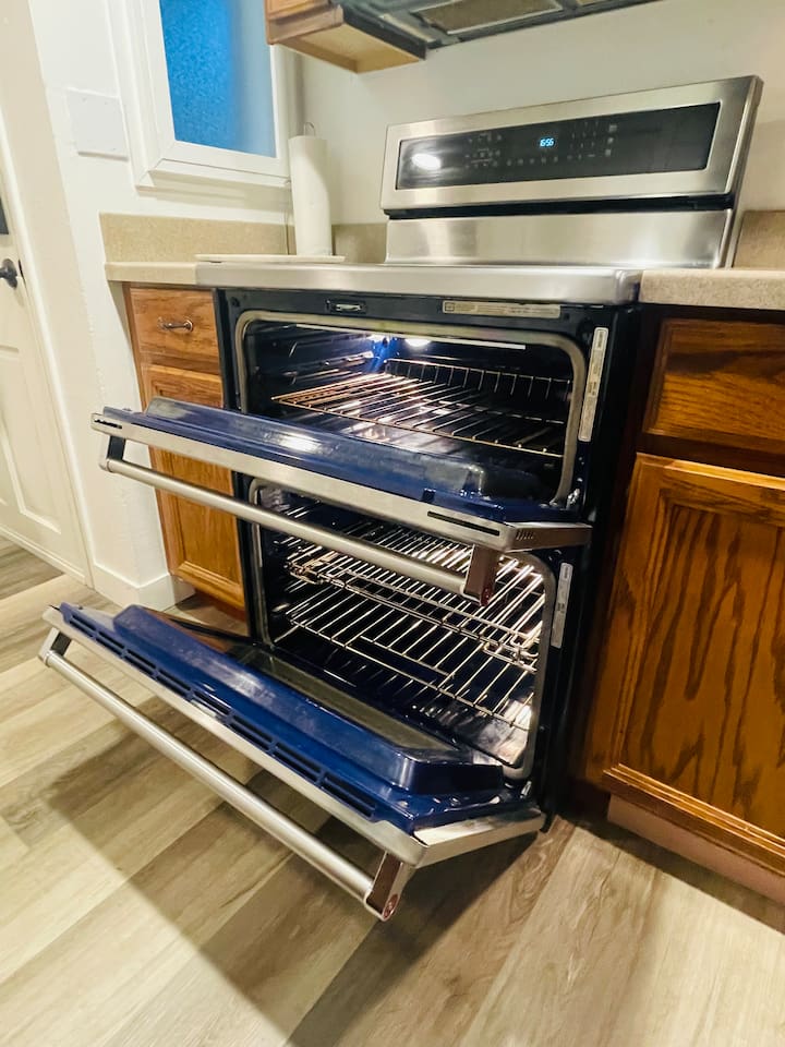 A split double oven heats quickly and efficiently, with flexible oven sizes that let you choose exactly what works best for each meal.