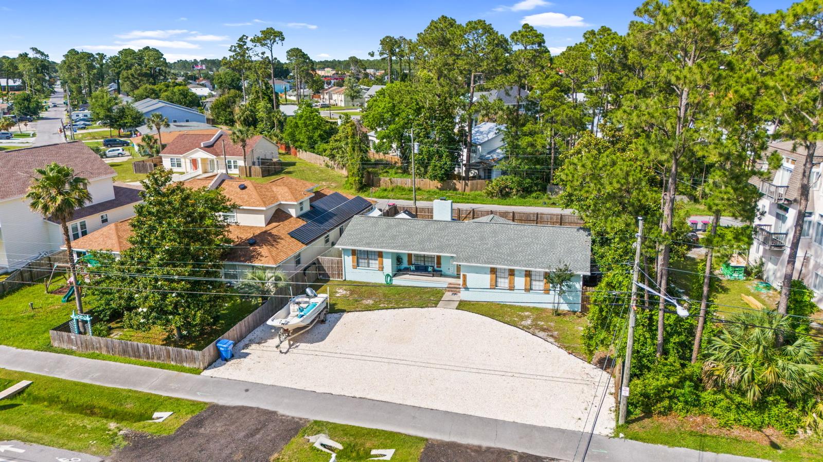 North Lagoon Getaway with plenty of parking for vehicles and trailers