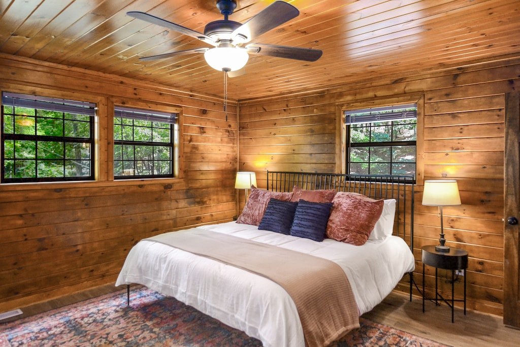 Upstairs bedroom w/ ceiling fan