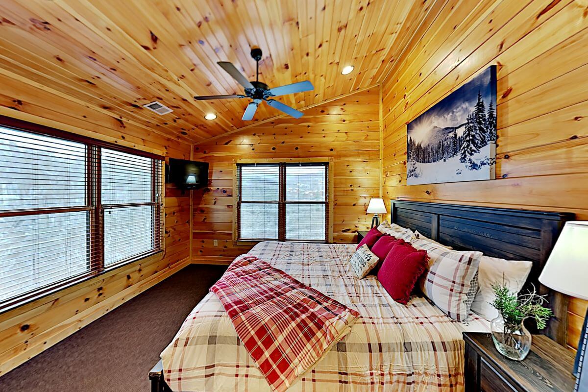 King size bed with mountain views.