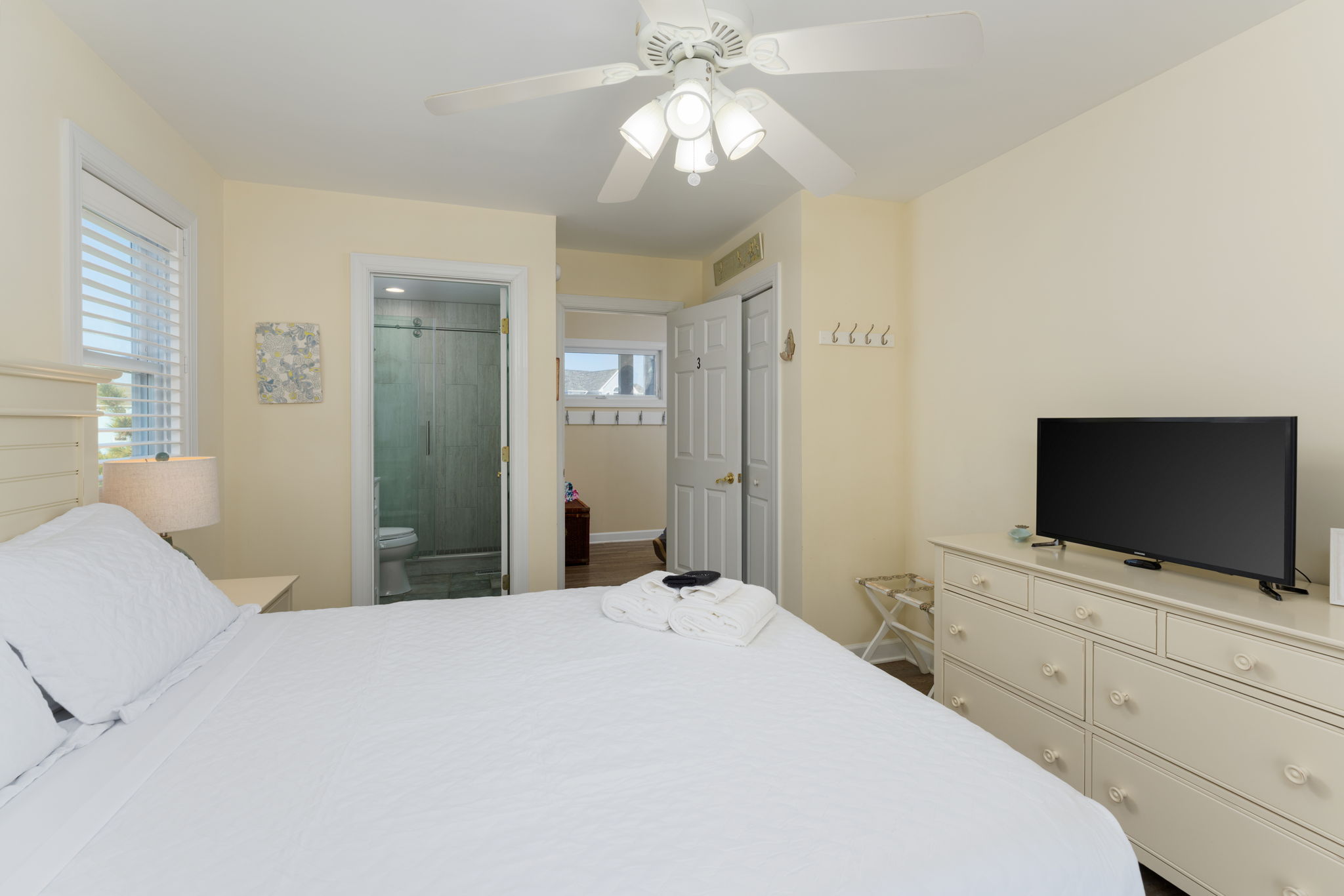 Bedroom 3 - ensuite bathroom