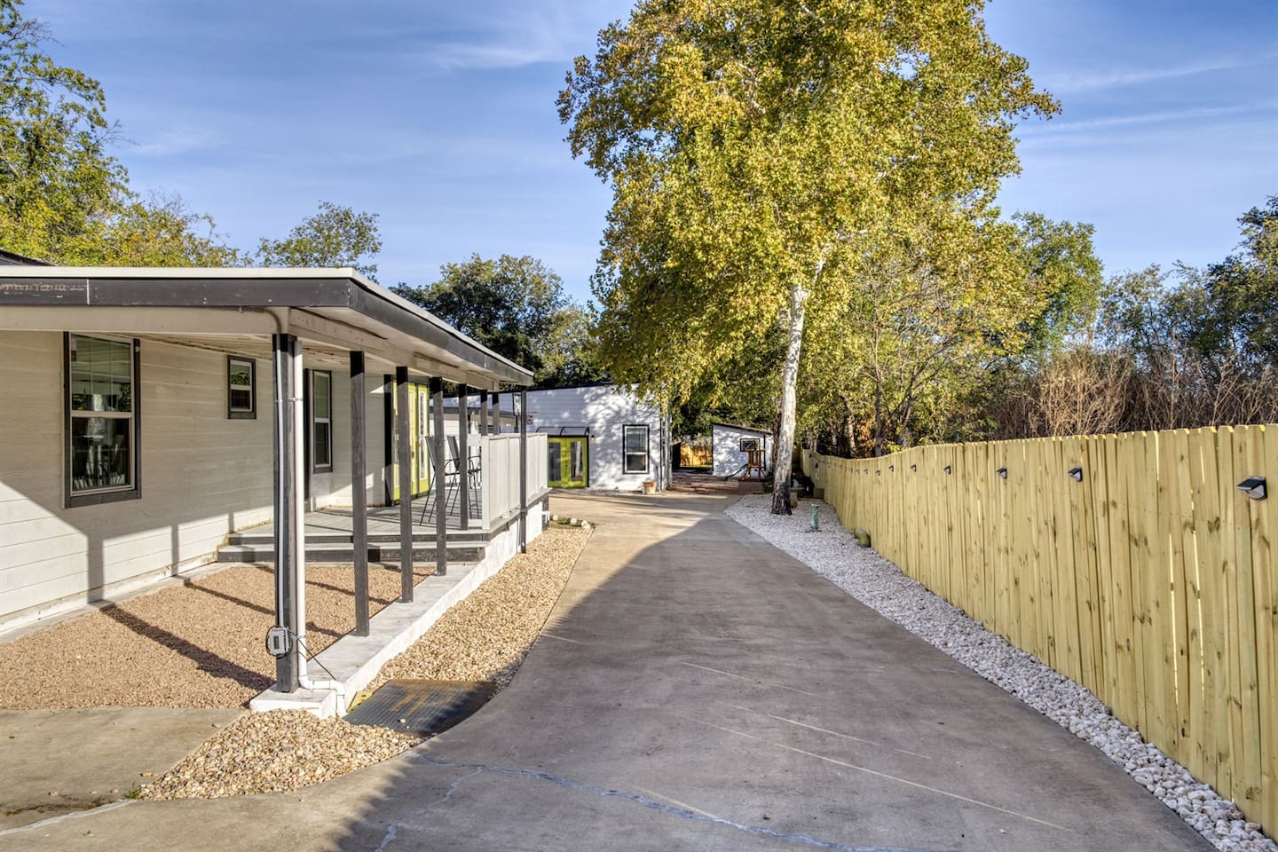 Cozy Front Home Beside Driveway