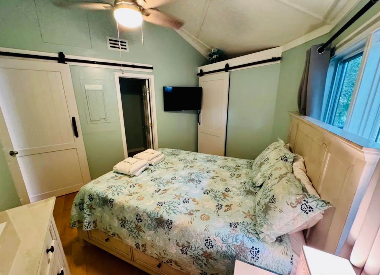 Second bedroom with Smart TV