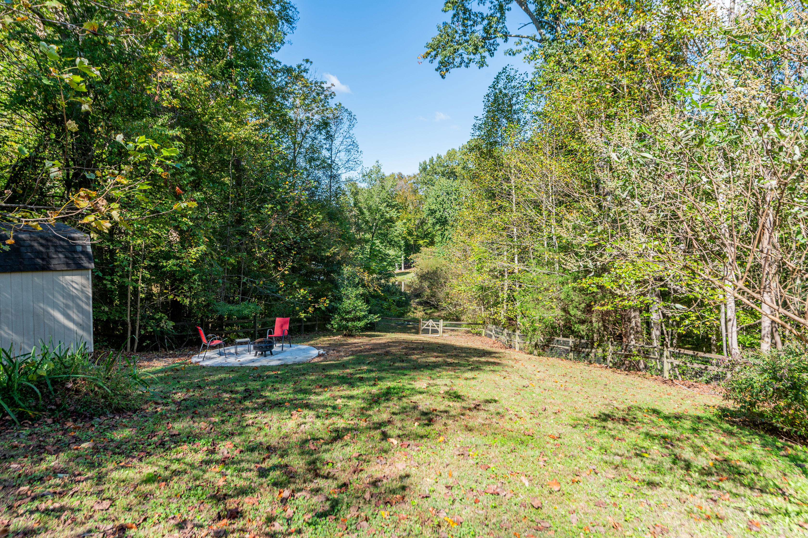 Outdoor: Relax by the fire pit and soak in nature's beauty with stunning views!