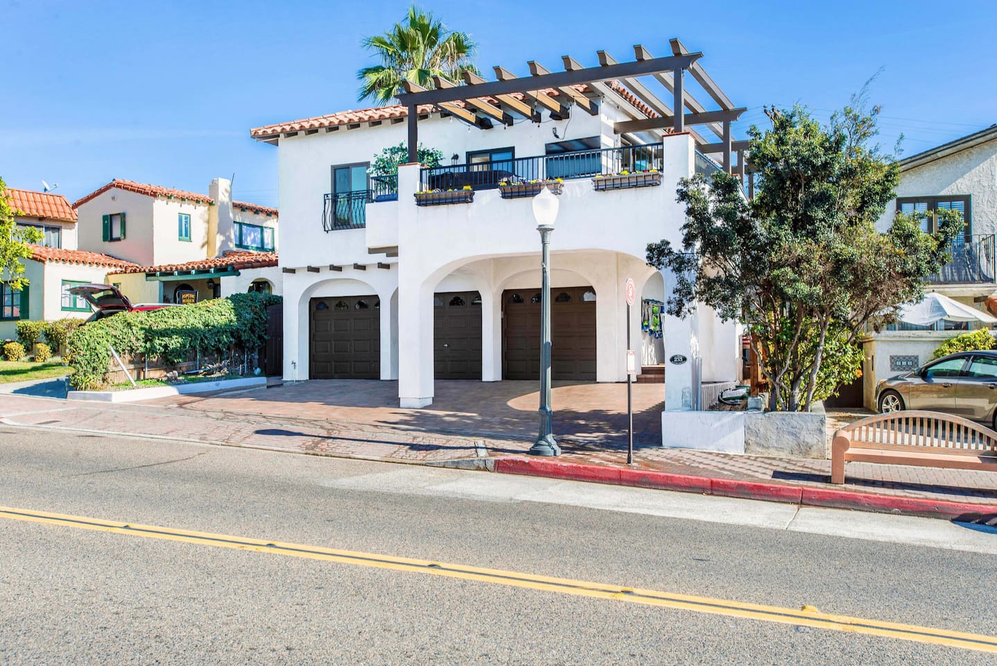 Another shot of the building.  Classic San Clemente Spanish revivalist design that makes San Clemente the quaint "Spanish Village by the Sea"