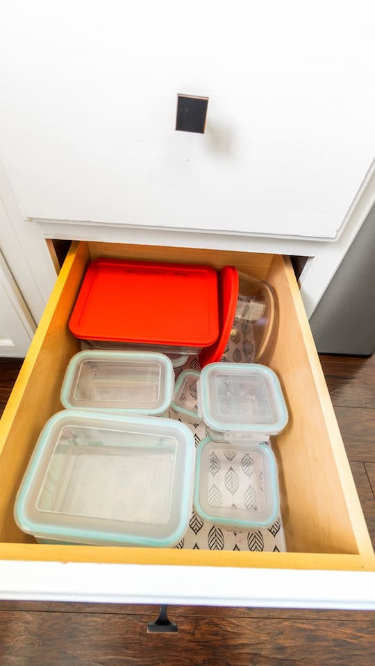 Store leftovers or pack a picnic with this clean, spacious drawer full of modern glass containers and lids.