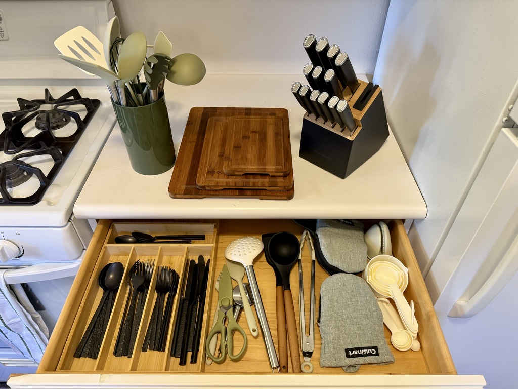 Sharp knives, cutting boards, cooking utensils, baking necessities, and more to make this kitchen fully stocked for your cooking needs!