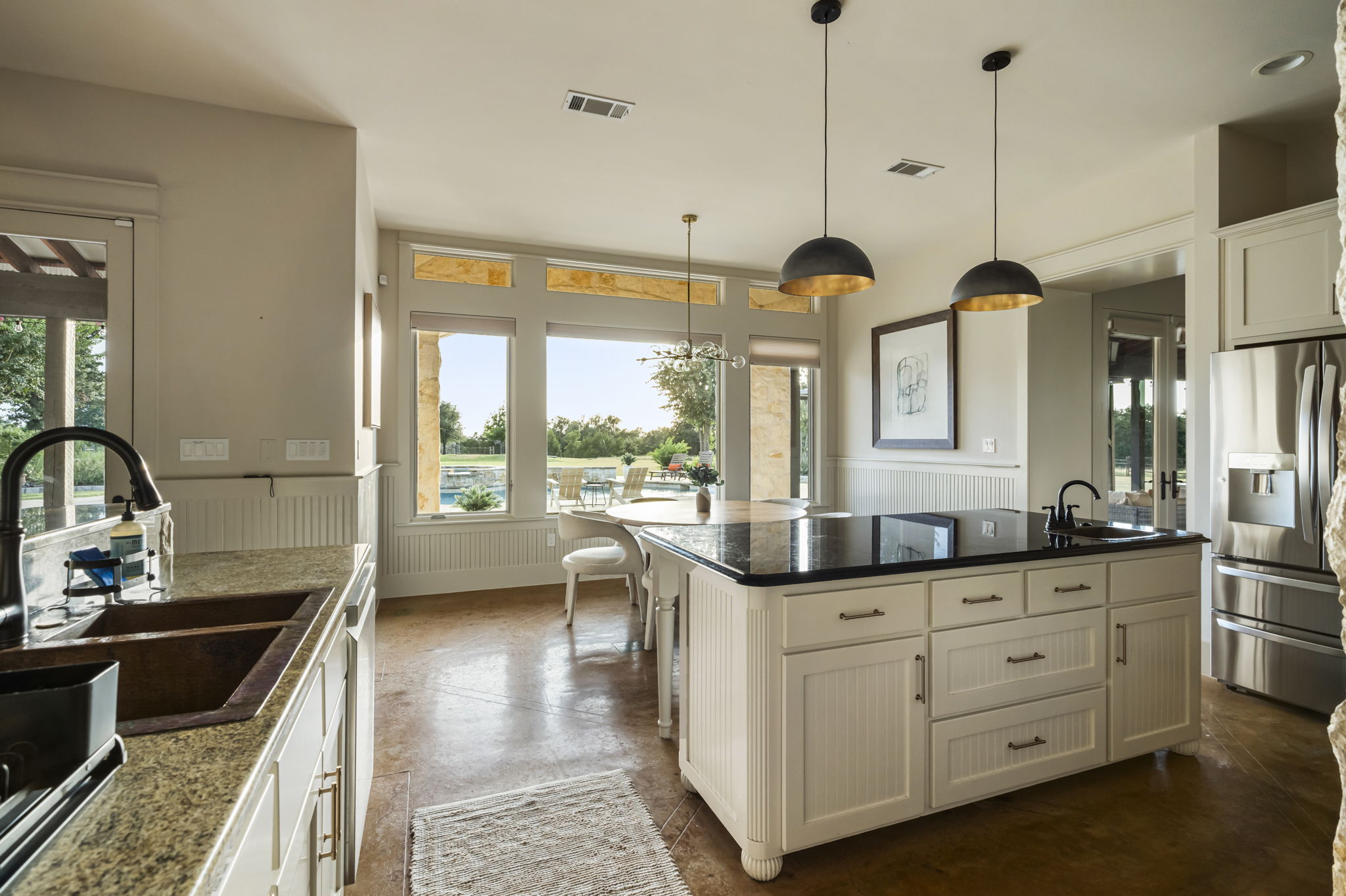 Fully stocked chef’s kitchen with island seating & premium appliances