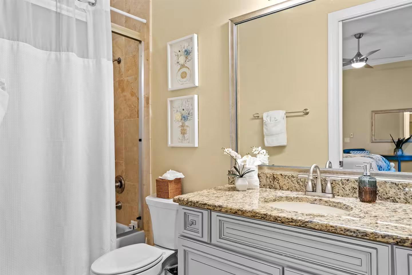Fresh, bright, and beach-ready 🚿
This clean, well-appointed bathroom features granite counters and a walk-in shower—perfect for rinsing off after a day at the ocean or pool.

