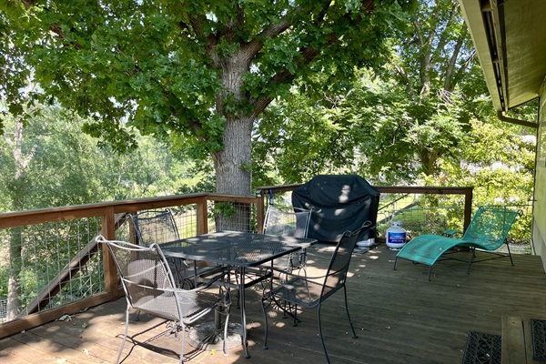 Lone Star - Large back deck w/ dining set & propane grill