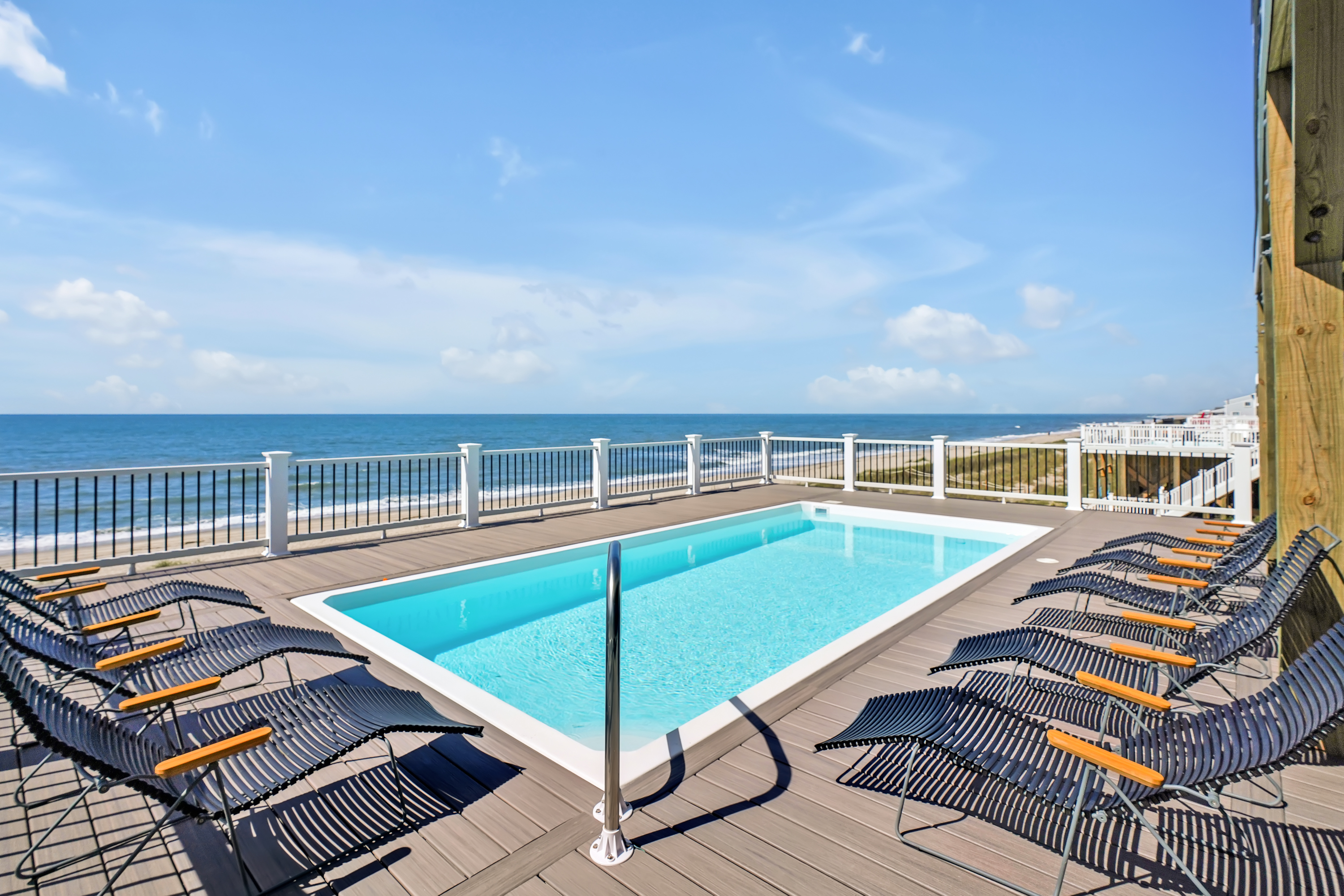 Lounge in the afternoon (1st floor deck)