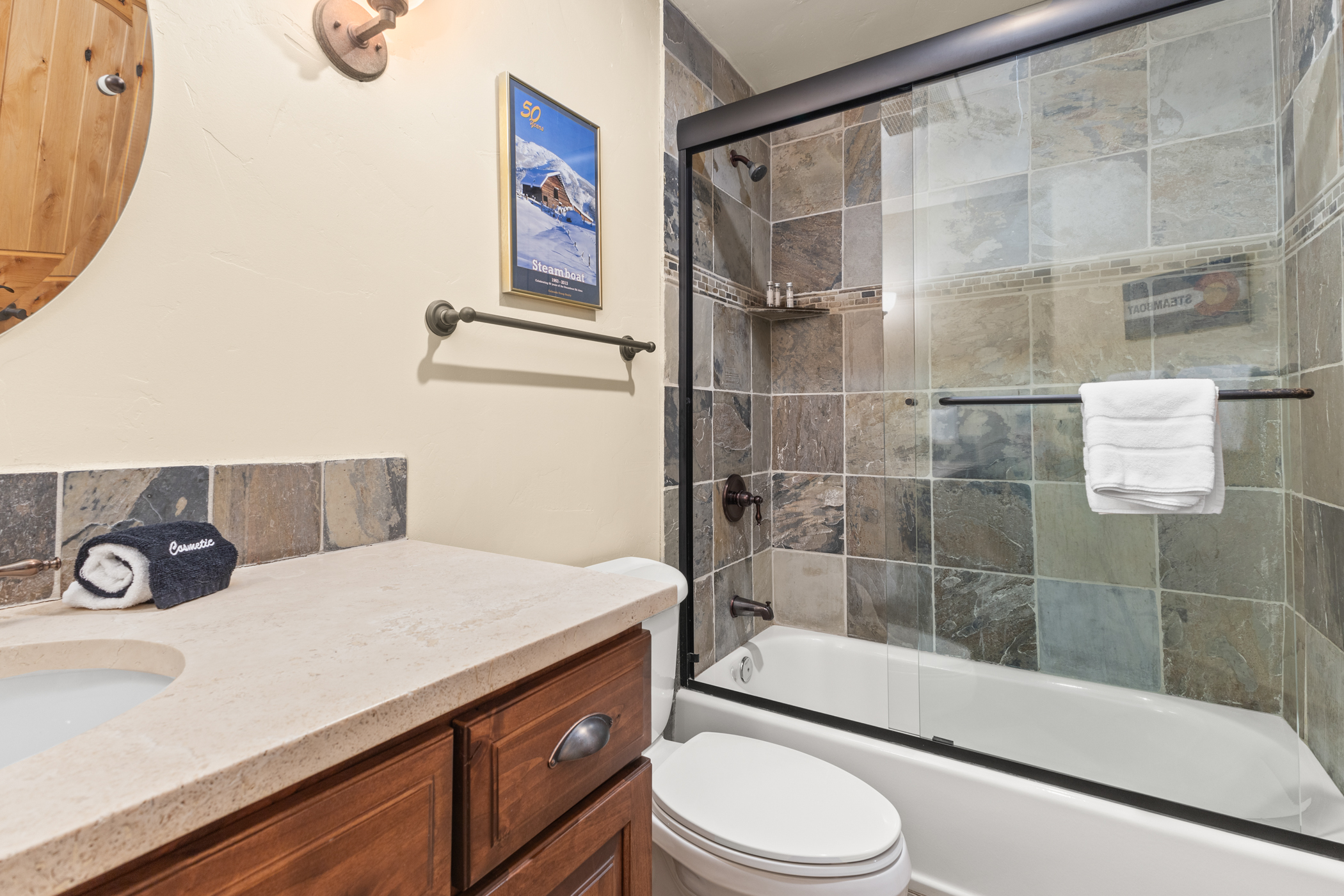 Ensuite Bathroom #2 with Tub/Shower