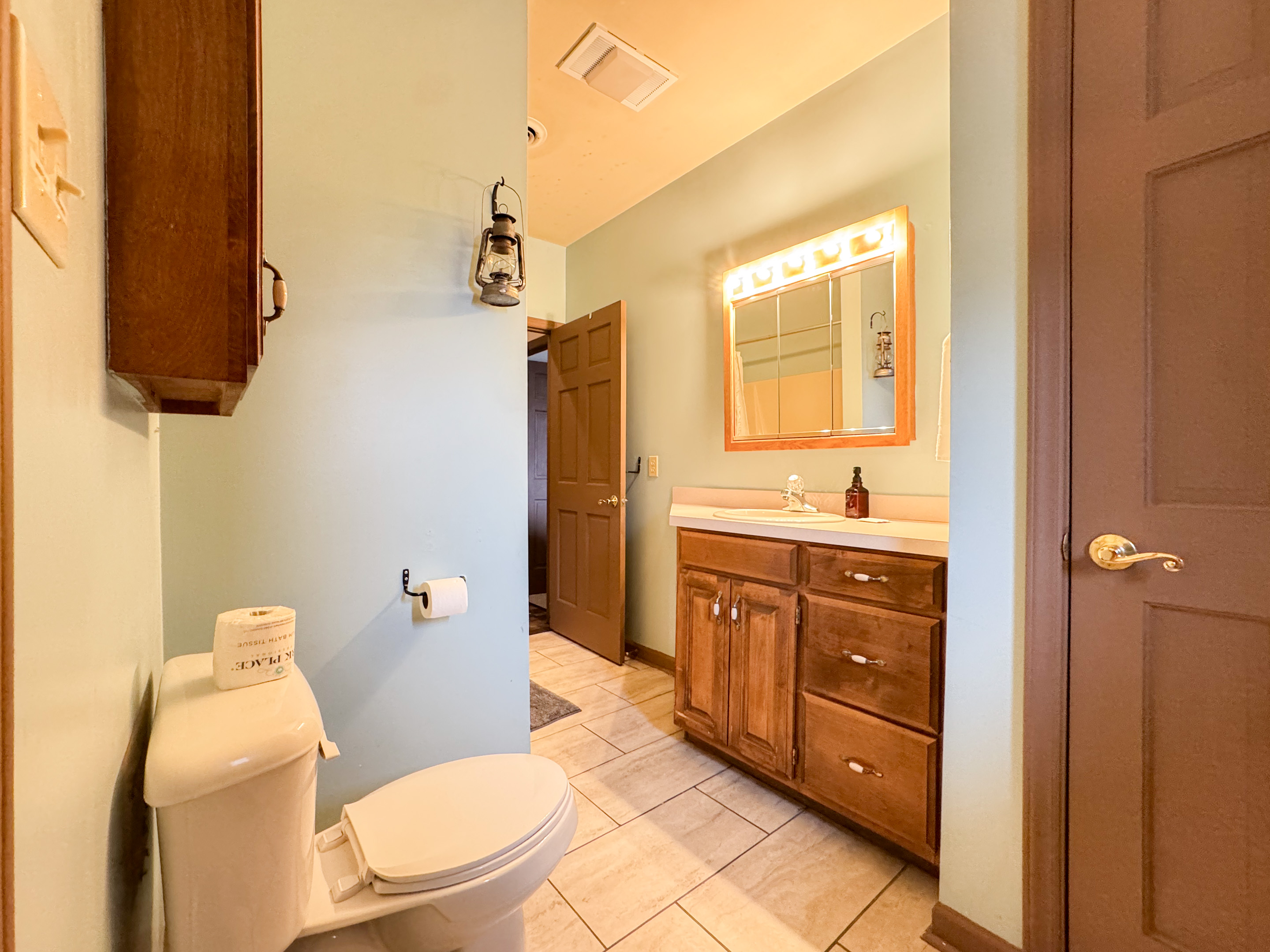 This upper level bathroom is a jack n Jill style bathroom. Directly off the Fontana Lake themed bedroom with easy access for the Scenic Drives and Waterrock Knob themed bedrooms.