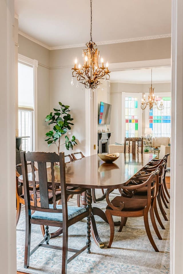 Entertain family and friends in the dining room with towering 11+ foot ceilings.  The long dining room table is perfect for gathering together and making lasting Savannah memories.