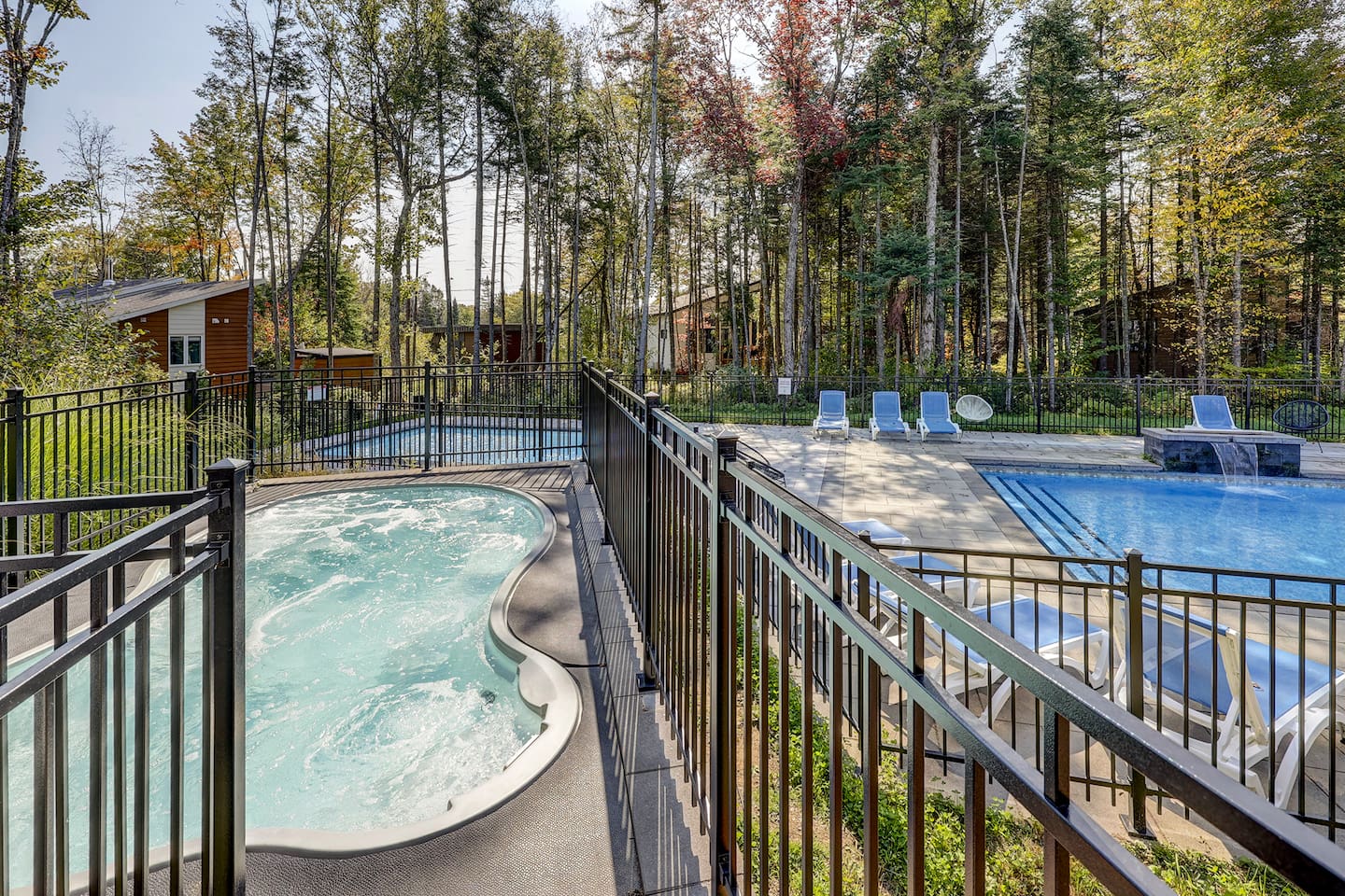 Avec votre réservation chez nous, vous aurez accès au complexe incluant piscine (été), spa & sauna (à l'année) et la salle de jeux/détente !