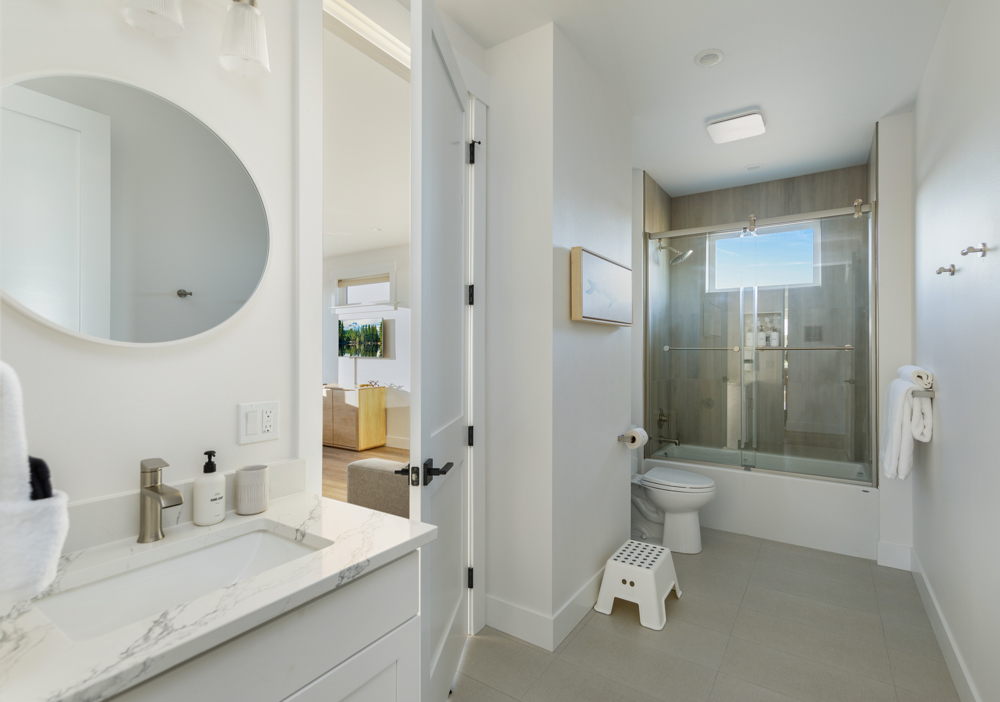 Upstairs Ensuite primary bath with heated floors and tub/shower combo