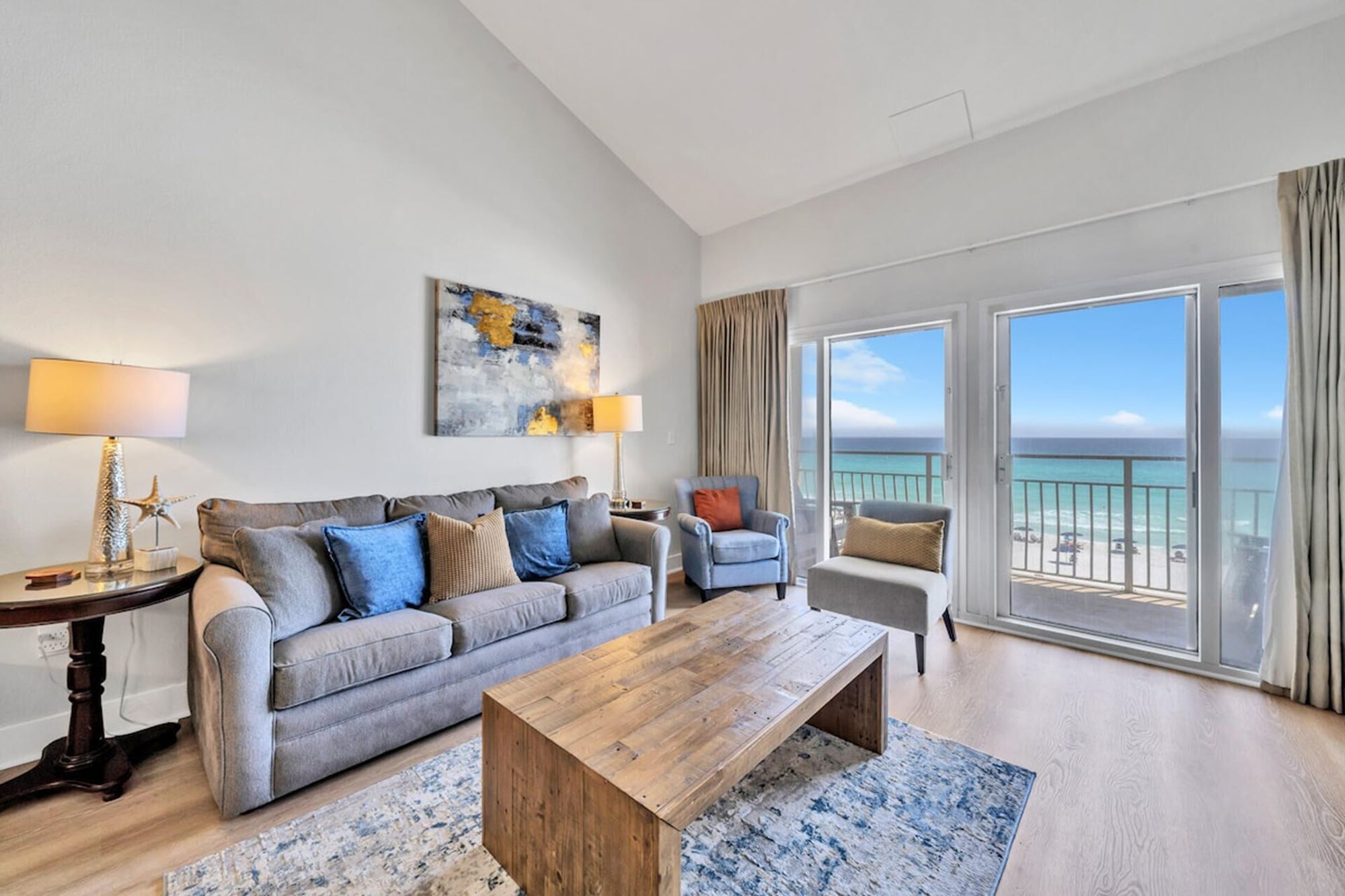 Stunning Oceanfront on Crystal Beach with 2 King beds. Beach service included. 2
