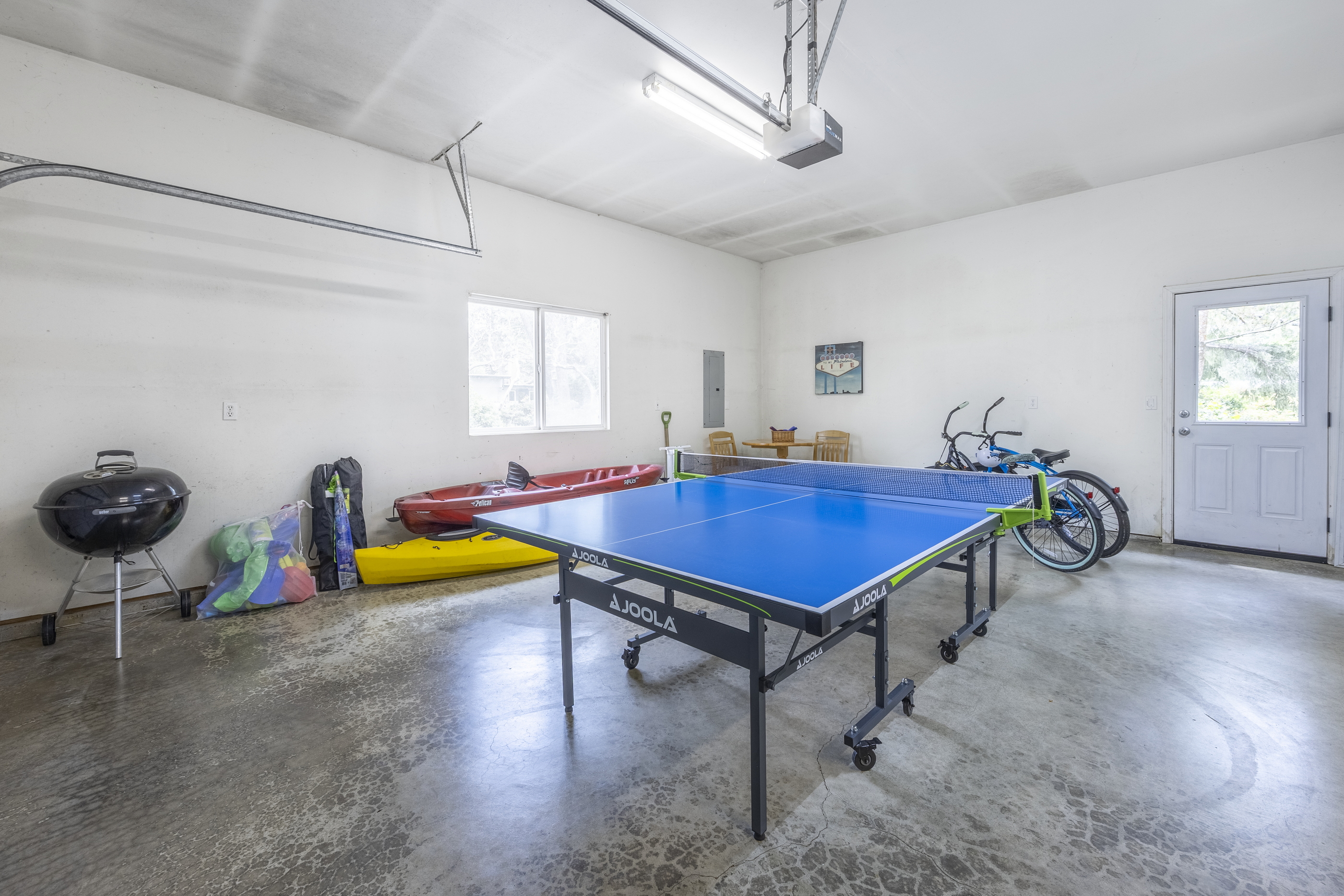 Ping pong, beach bikes, kayak, crab traps, clamming gun, beach toys, grill — we’re ready for you!