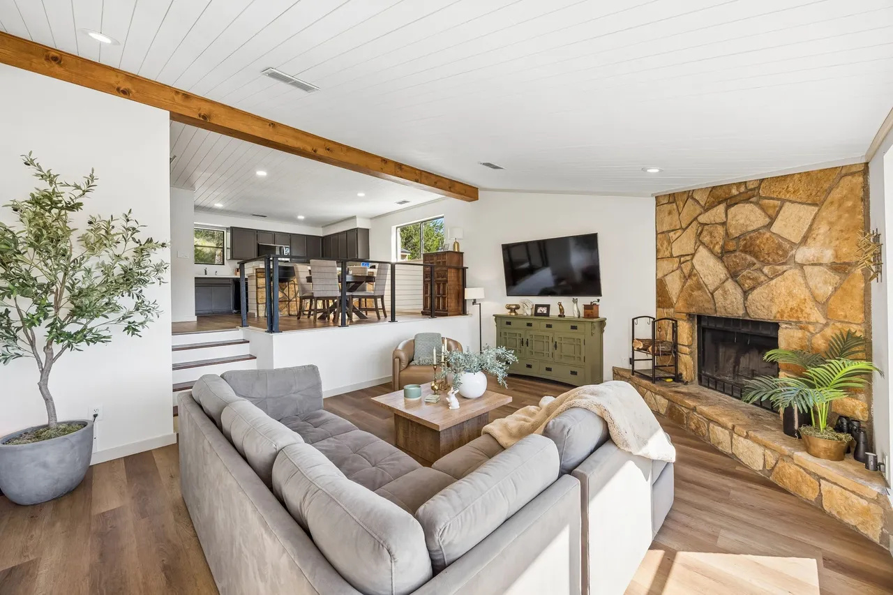 Bright third bedroom overlooking the lake.