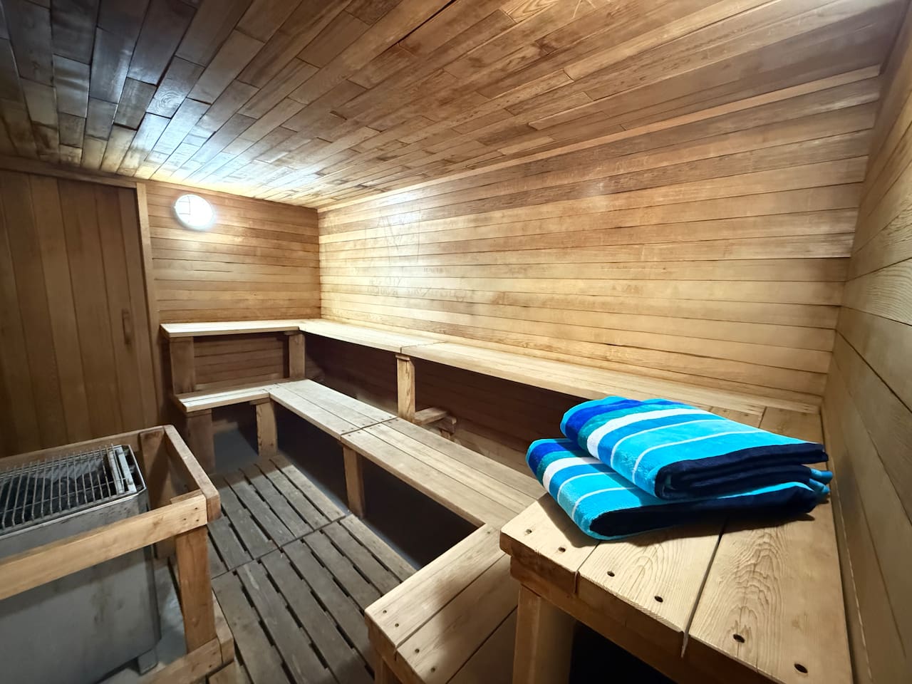 This dry sauna is perfect to warm up after a day of winter adventures on the mountain. Large enough for you and your crew.
