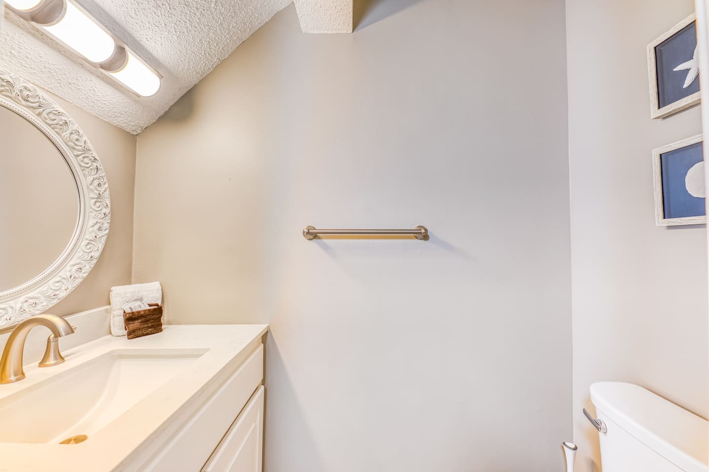 Bathroom Retreat: Elegant decor and modern amenities for a refreshing getaway!