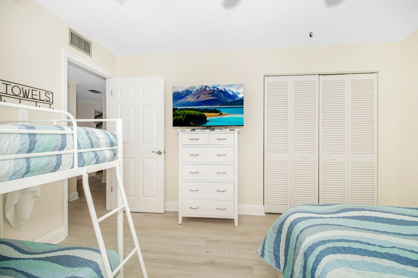 Bedroom 2: Queen & twin bunk beds, sleeps 4.