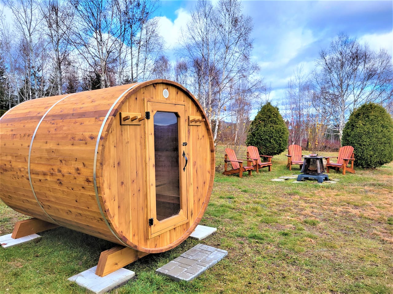 Vue extérieure de la cours, du sauna en baril de cèdre et de l'espace feu !

Le sauna est privé et ouvert à l'année WOW !
