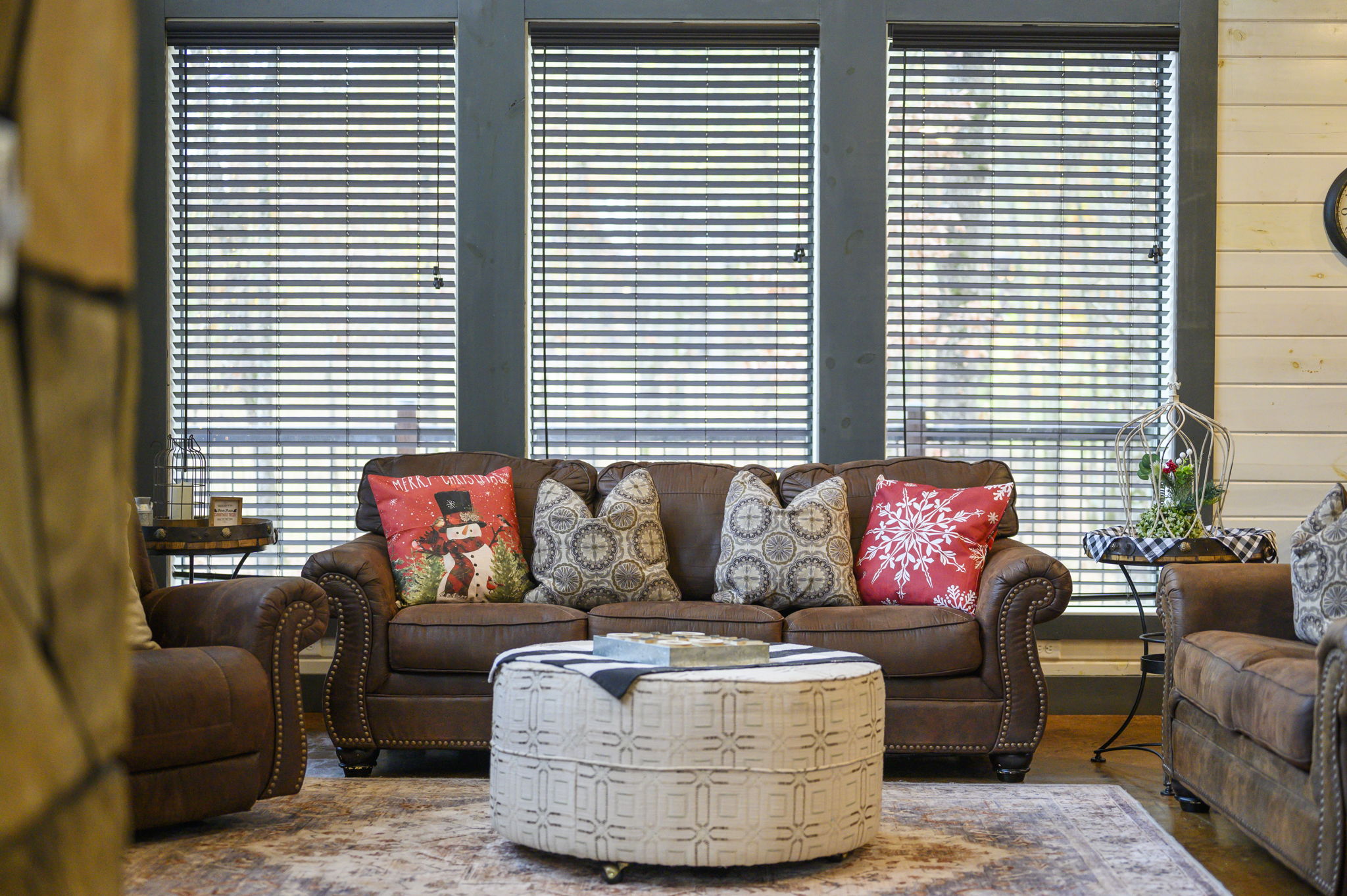 The living room at Round Here Buzz is all comfort and cozy vibes 🌲✨ Sink into the plush seating, enjoy the warm fireplace glow, and unwind in your own peaceful corner of Hochatown. Movie nights and lazy mornings welcome here 💫🕯️ 