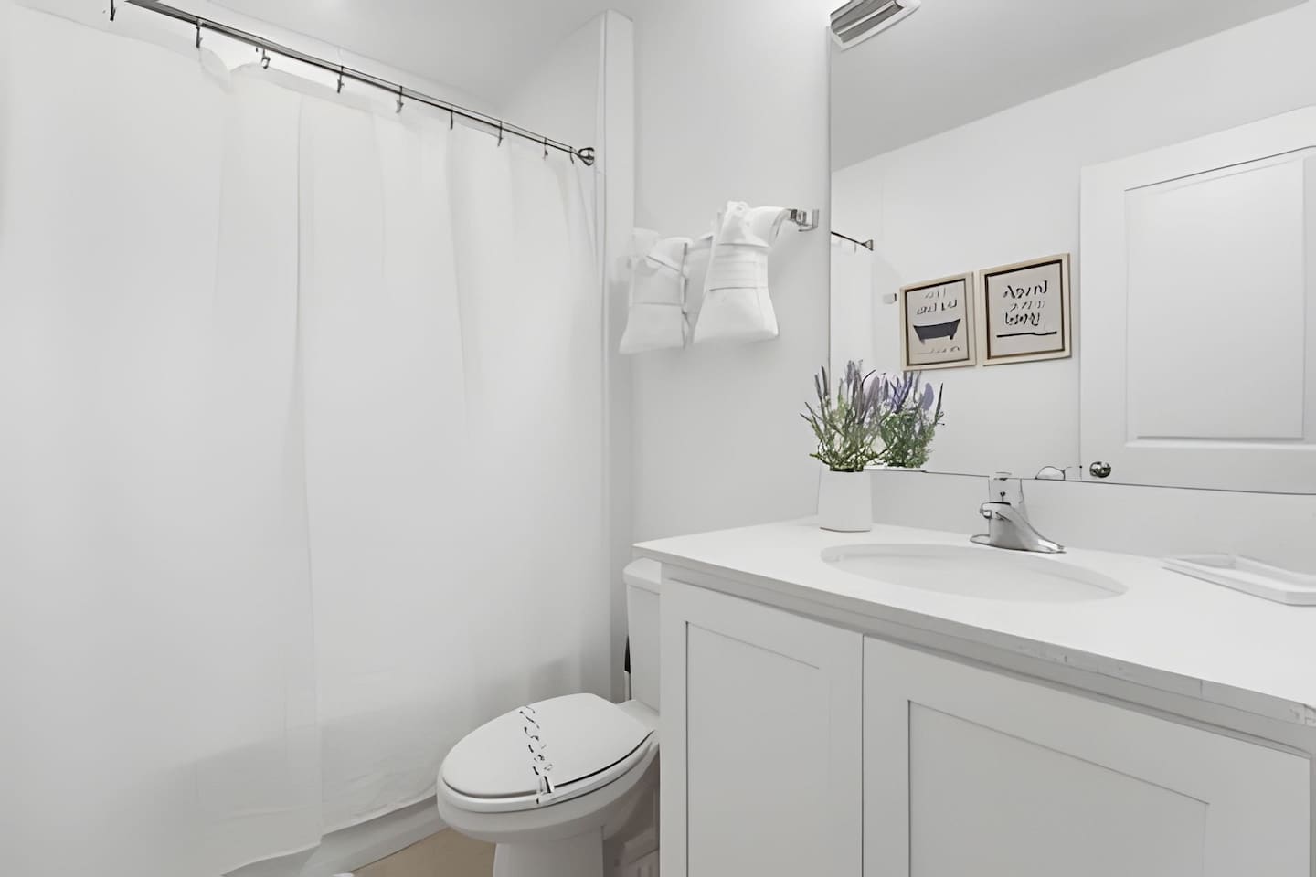  Full Bathroom: Bright, modern, and conveniently located for guests. Features a shower/tub combo.
