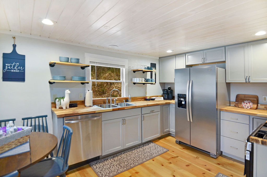 Full Kitchen and New Stainless Steel Appliances