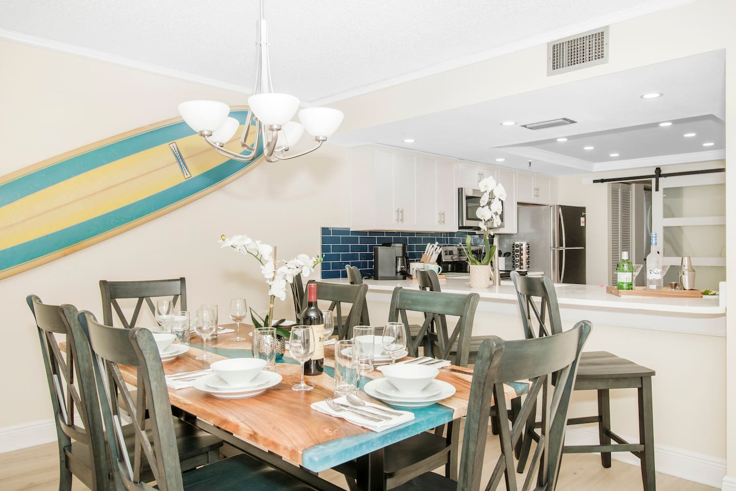 Dining room seating for 6 and Bar seating for additional 4. Total seating 10 people.