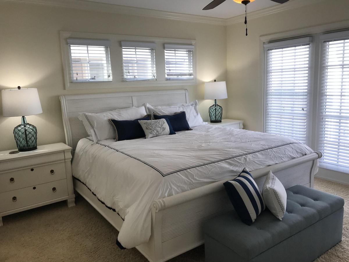 Master BR w/ King bed, attached full bath, TV, ceiling fan, private balcony 