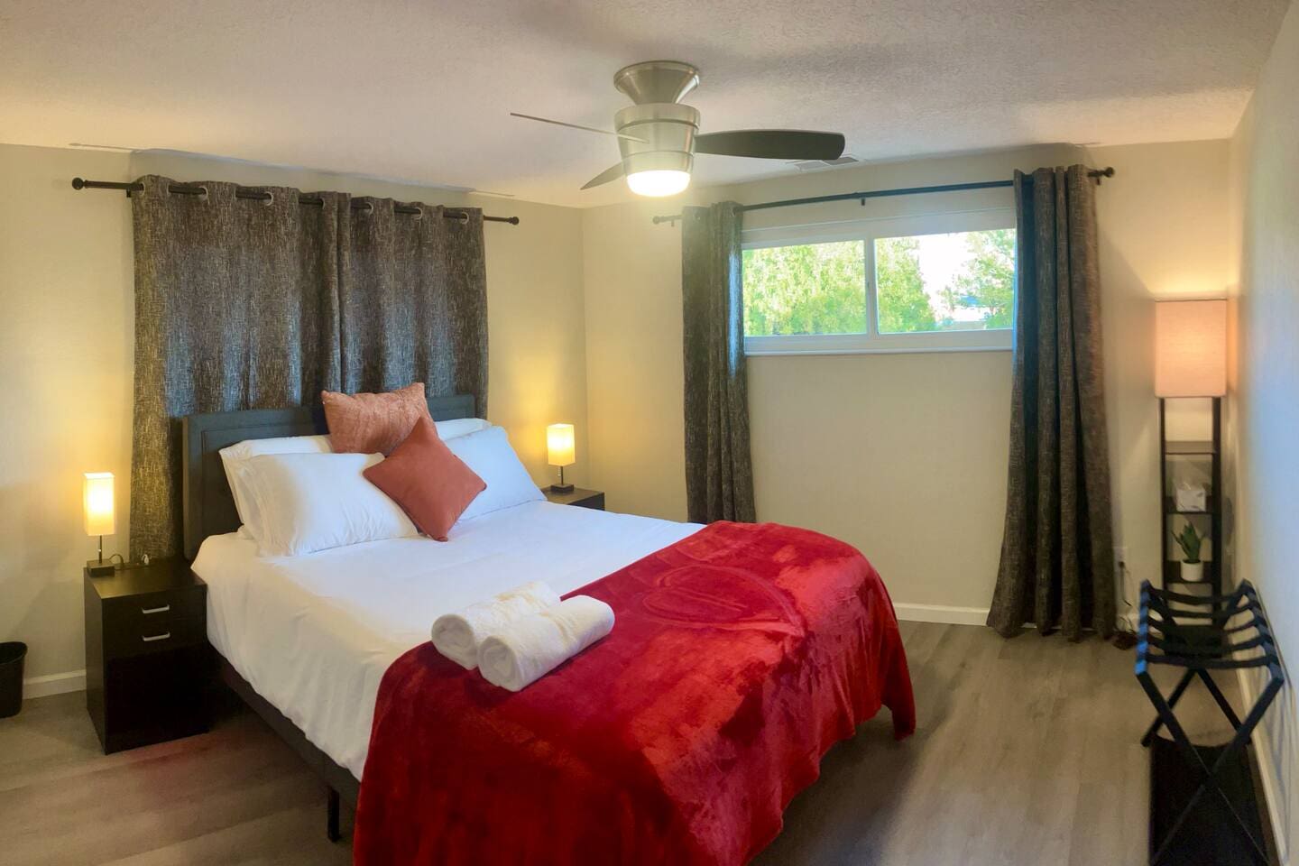 Queen bed- hybrid foam/springs. Comfy linens, soft fleece blanket, and two kinds of pillows! Now... roll over