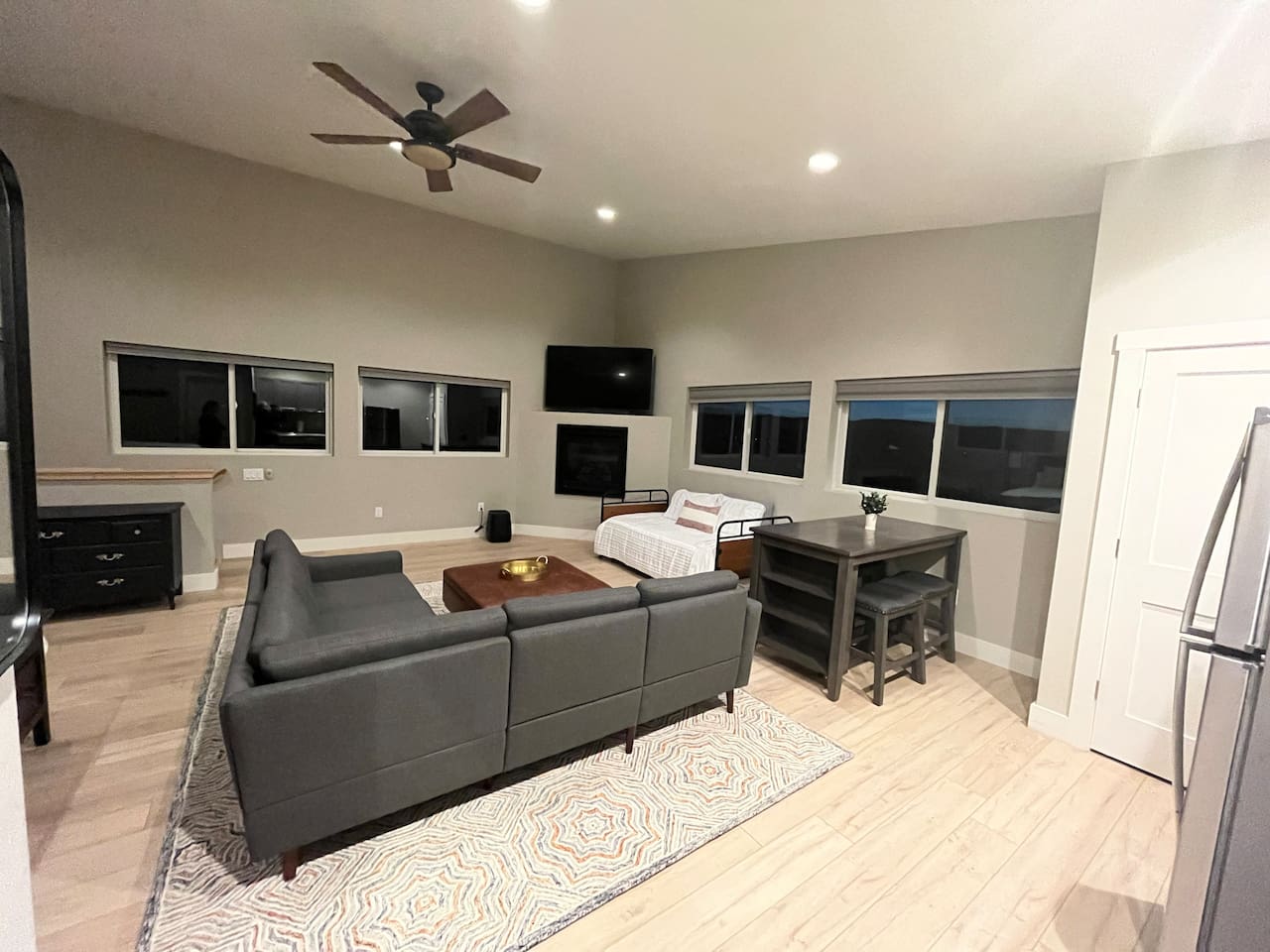 Separate apartment over garage - includes bathroom 4